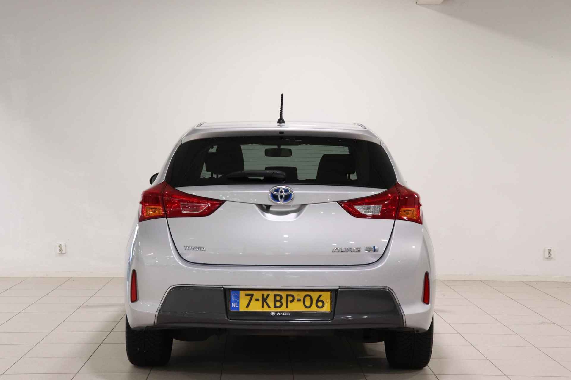 Toyota Auris 1.8 Hybrid Aspiration, Panoramisch dak, Stootlijsten, Apple carplay / Android auto, All season banden, Camera! - 4/35