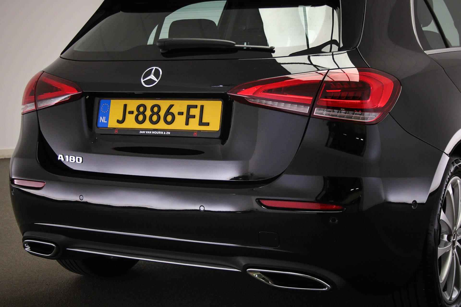 Mercedes-Benz A-klasse 180 Business Solution Luxury | WIDESCREEN | SFEERVERLICHTING | LED | LEDER | CLIMA | CRUISE | NAVI | DAB | CAMERA | 17" - 15/56