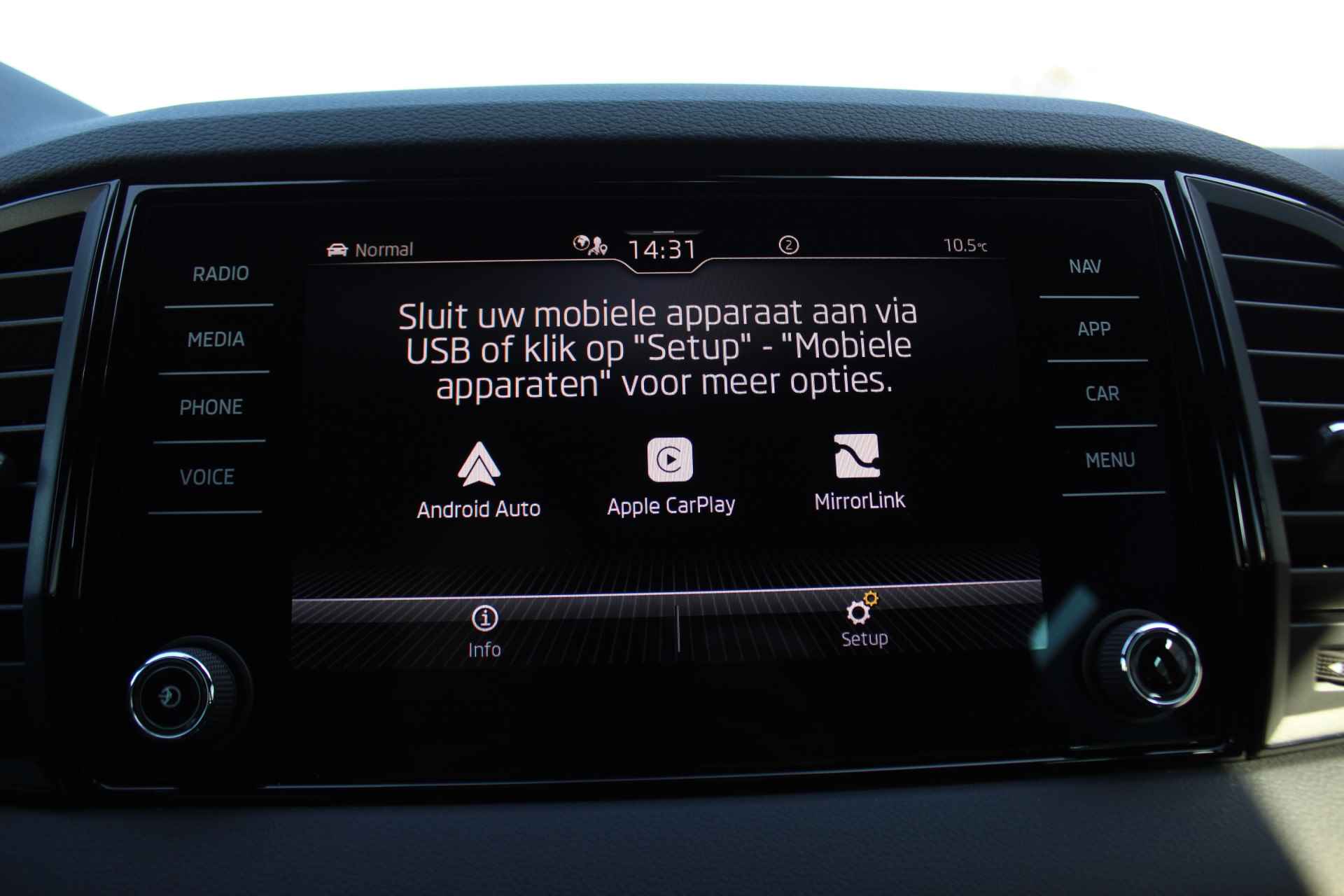 Škoda Karoq 1.5 TSI ACT Sportline Business / PANODAK / 19"LMV / NAVI / APP.Connect - 35/37