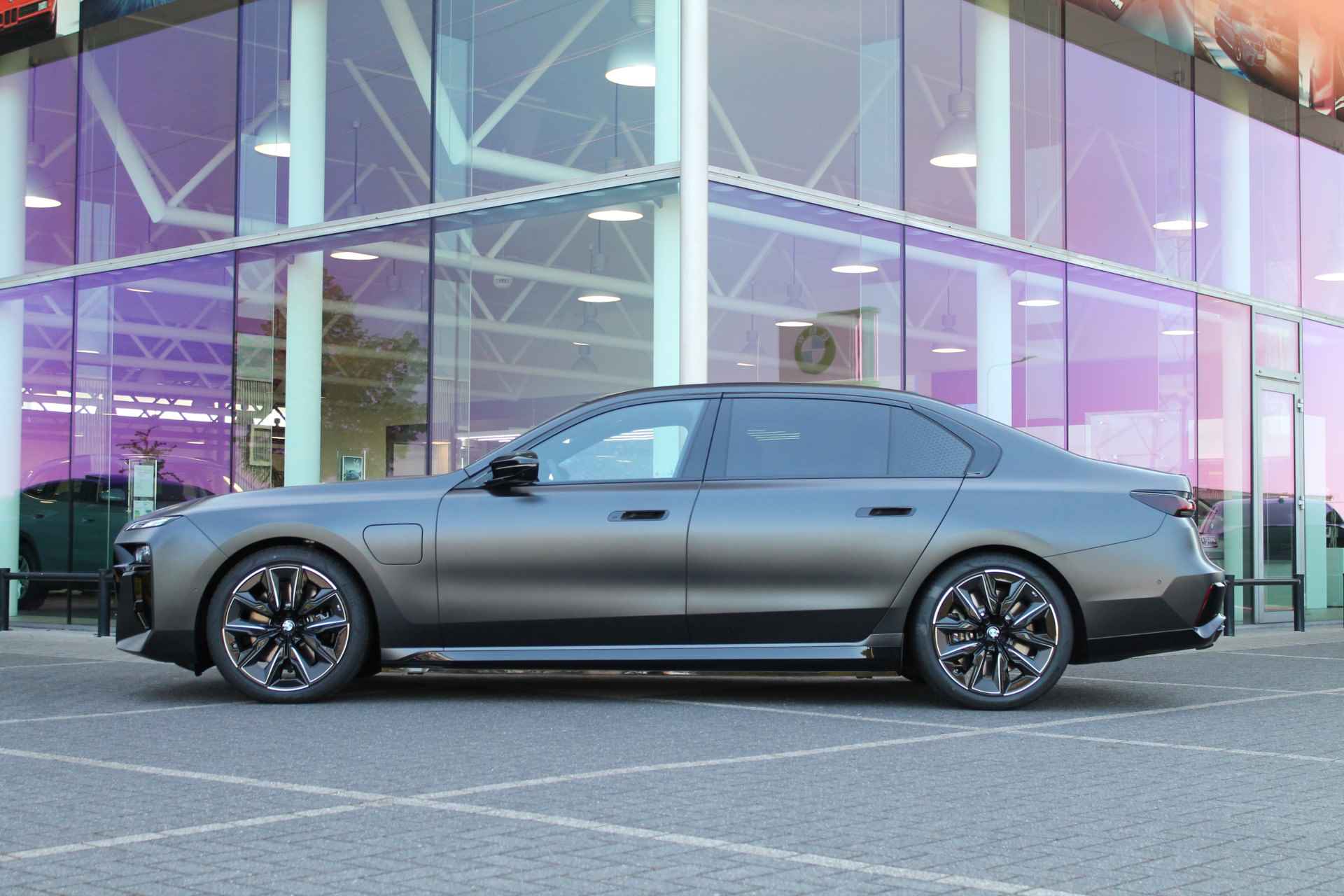 BMW 7 Serie M760e xDrive High Executive Automaat / Panoramadak Sky Lounge / Massagefunctie voor + achter / Bowers & Wilkins / Parking Assistant Professional / Active Steering - 6/38