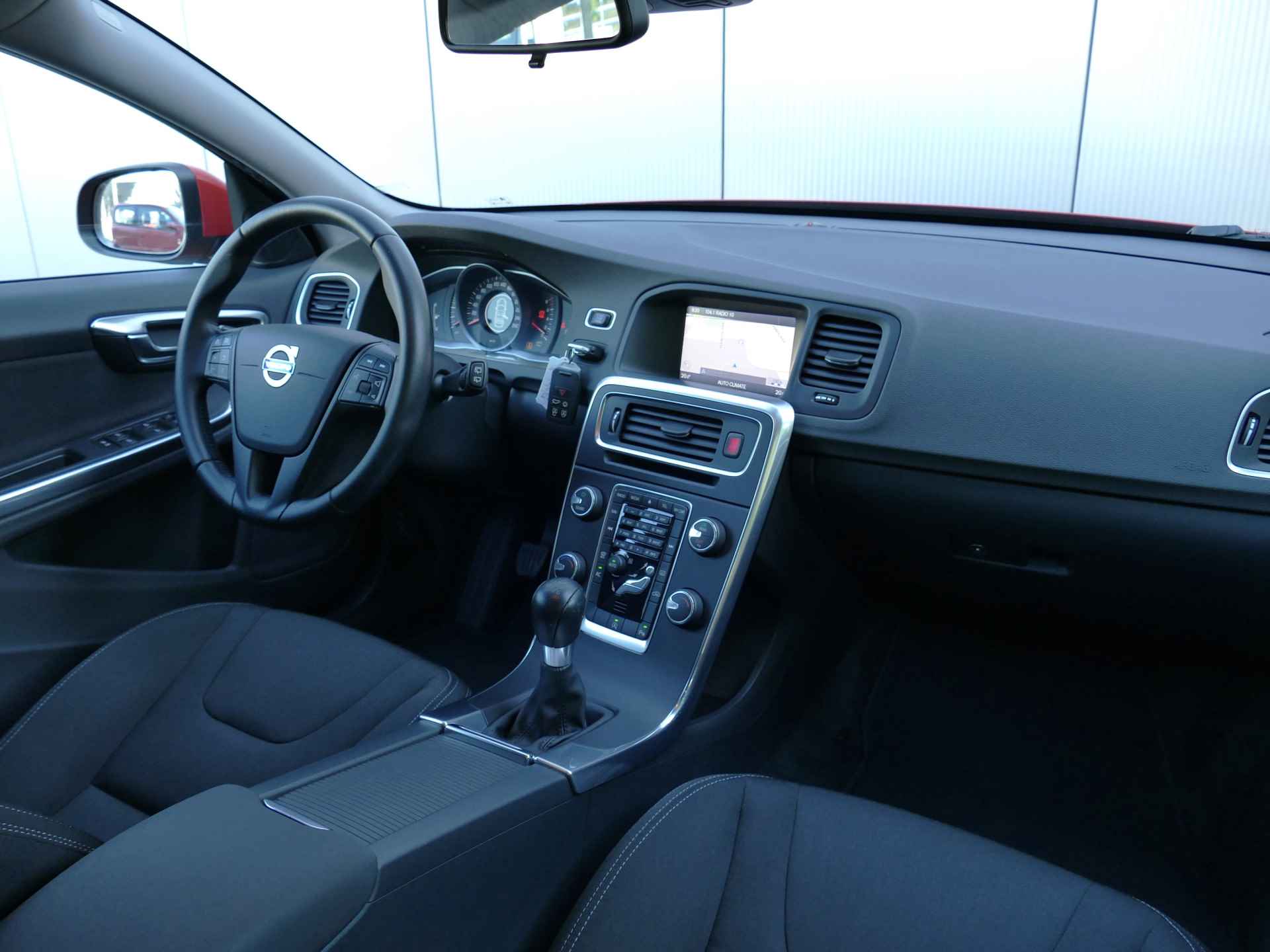 Volvo V60 T3 Kinetic Navi / Bluetooth / 18'' / Parkeersensoren achter - 4/24