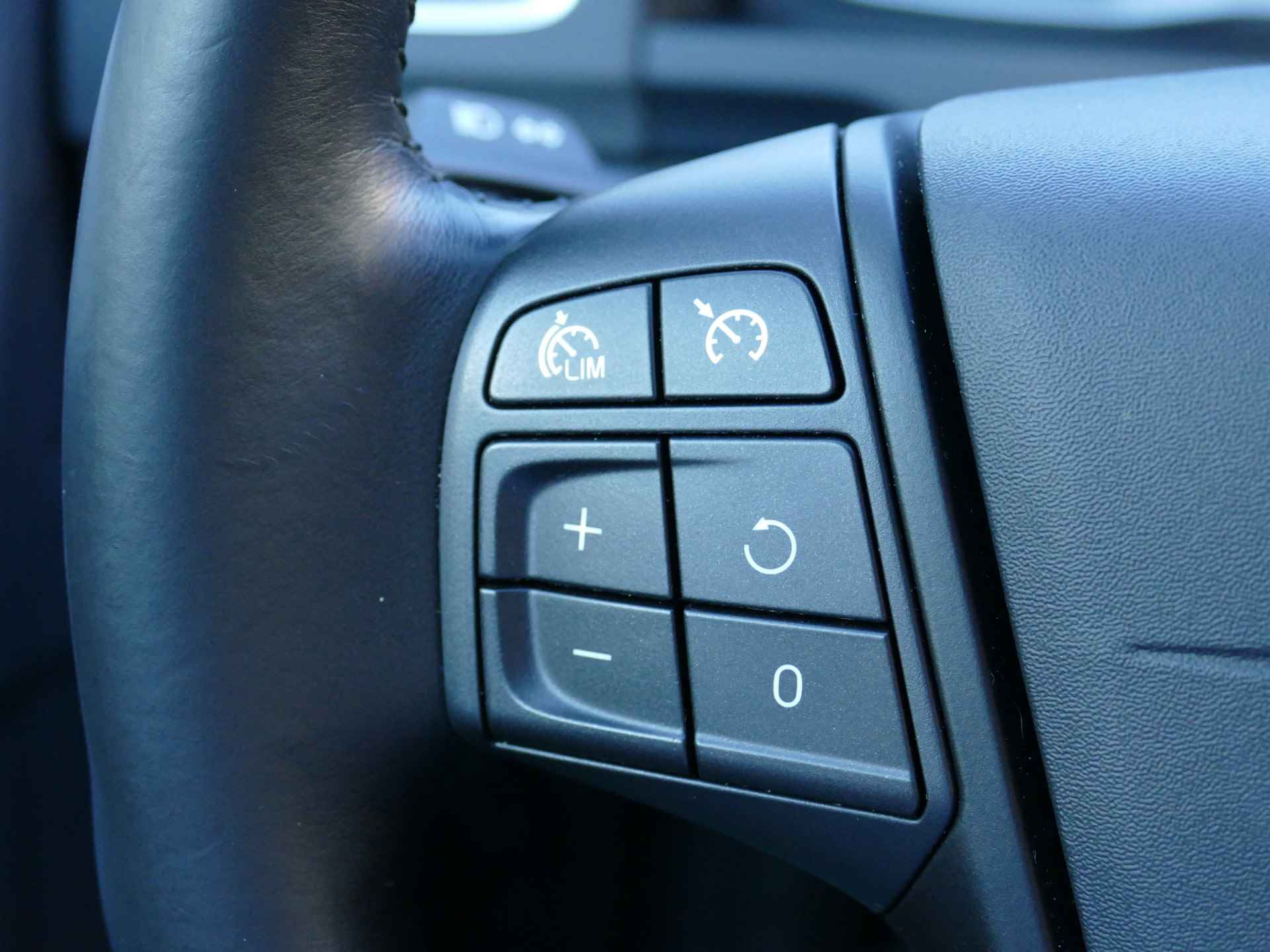Volvo V60 T3 Kinetic Navi / Bluetooth / 18'' / Parkeersensoren achter - 23/24