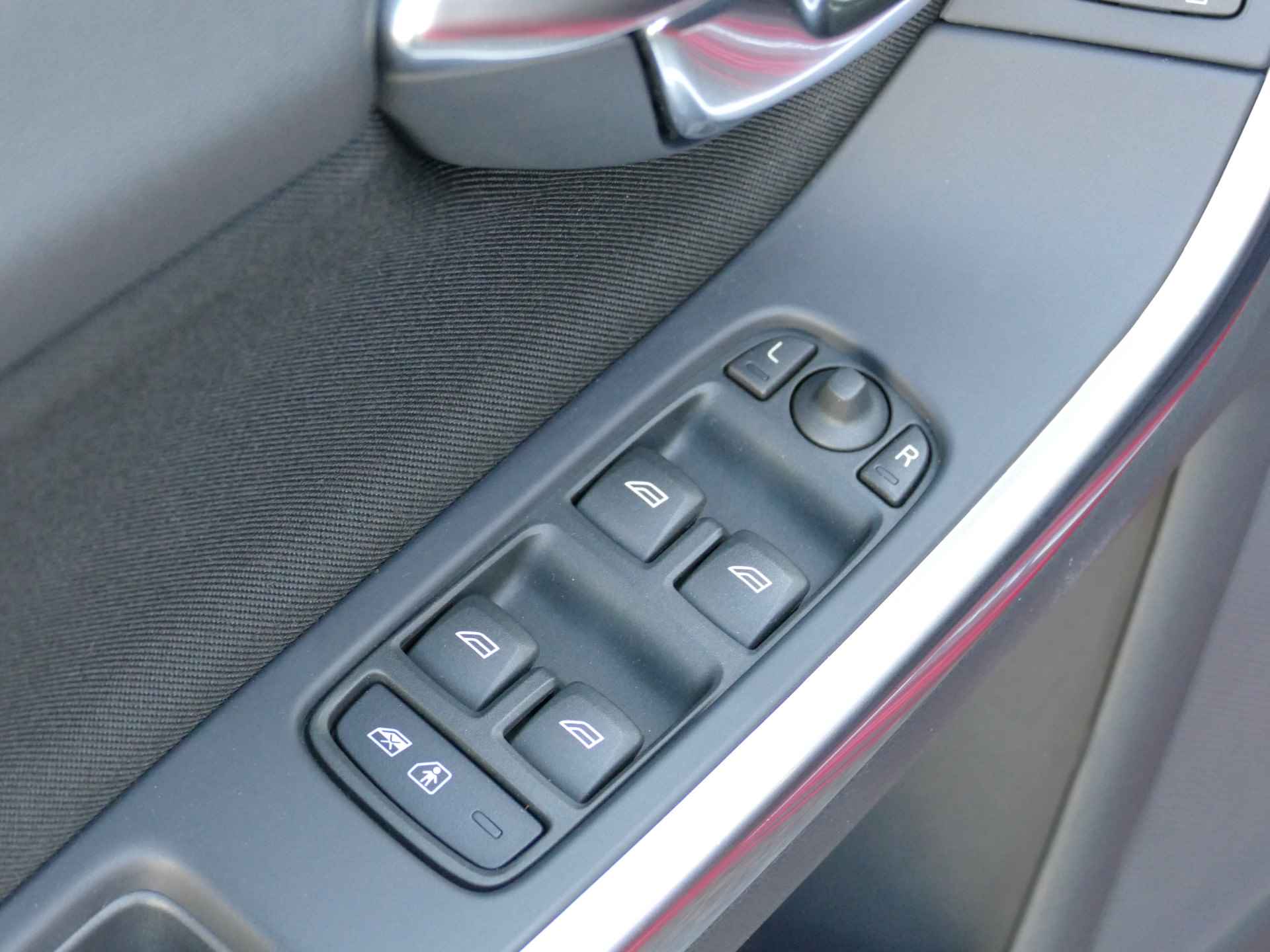 Volvo V60 T3 Kinetic Navi / Bluetooth / 18'' / Parkeersensoren achter - 24/24