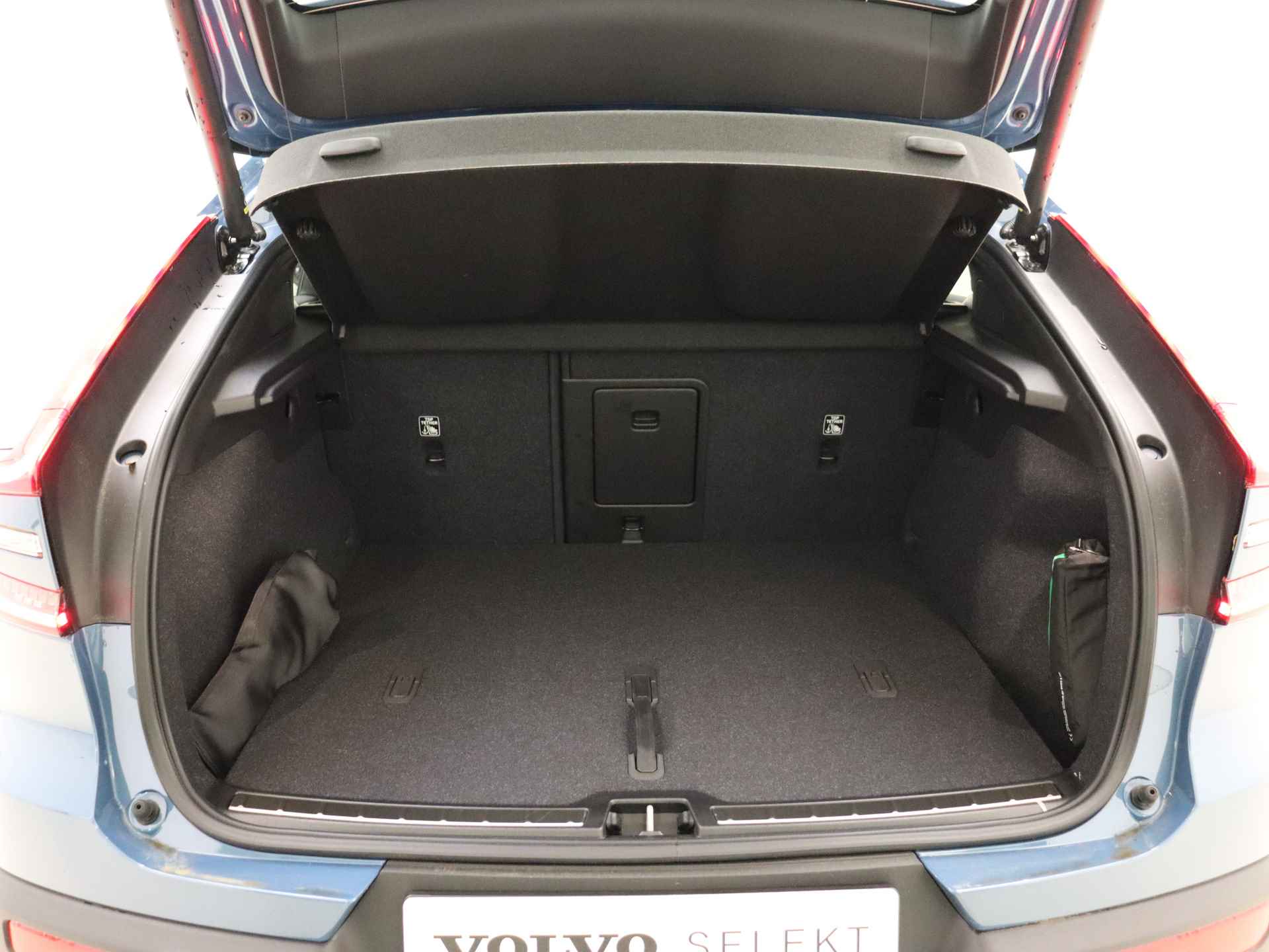 Volvo C40 Extended Range Ultimate 82 kWh / 20'' / Nubuck / Donker glas / Elektr. Stoelen / Panoramadak / H&K Audio / Stoel + Stuurw. Verwarming / - 13/41