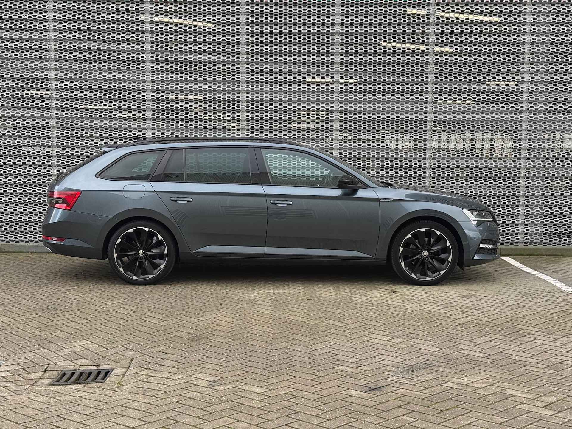 Škoda Superb Combi 1.4 TSI iV 218PK DSG Sportline Business / 19" LMV / Digitale Cockpit / Panoramadak / Hald-Lederen Bekleding / Standkachel - 9/28