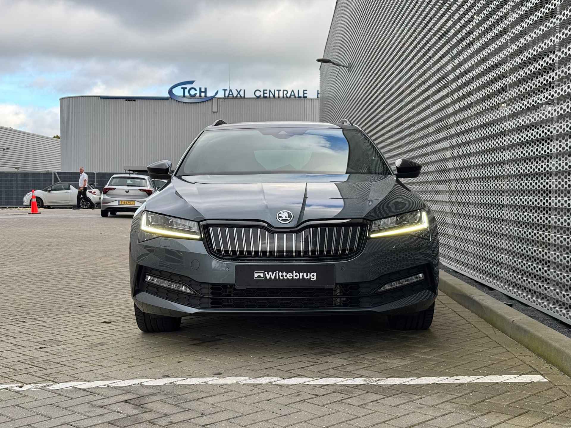 Škoda Superb Combi 1.4 TSI iV 218PK DSG Sportline Business / 19" LMV / Digitale Cockpit / Panoramadak / Hald-Lederen Bekleding / Standkachel - 11/28