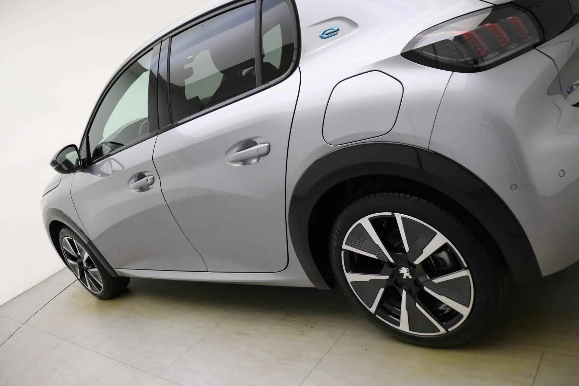 Peugeot e-208 EV GT Pack 50 kWh | Panoramadak | Alcantara bekleding | Stoelverwarming | Parkeersensoren voor en achter | Achteruitrijcamera | Climate control | Navigatie - 18/38