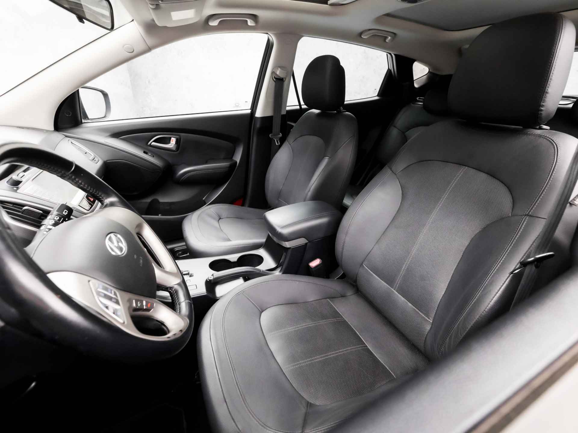 Hyundai ix35 2.0i Business Sport 164Pk Automaat (SCHUIFDAK, NAVIGATIE, CLIMATE, STOELVERWARMING, GETINT GLAS, LEDEREN SPORTSTOELEN, KEYLESS START, CAMERA, XENON, NIEUWSTAAT) - 14/36