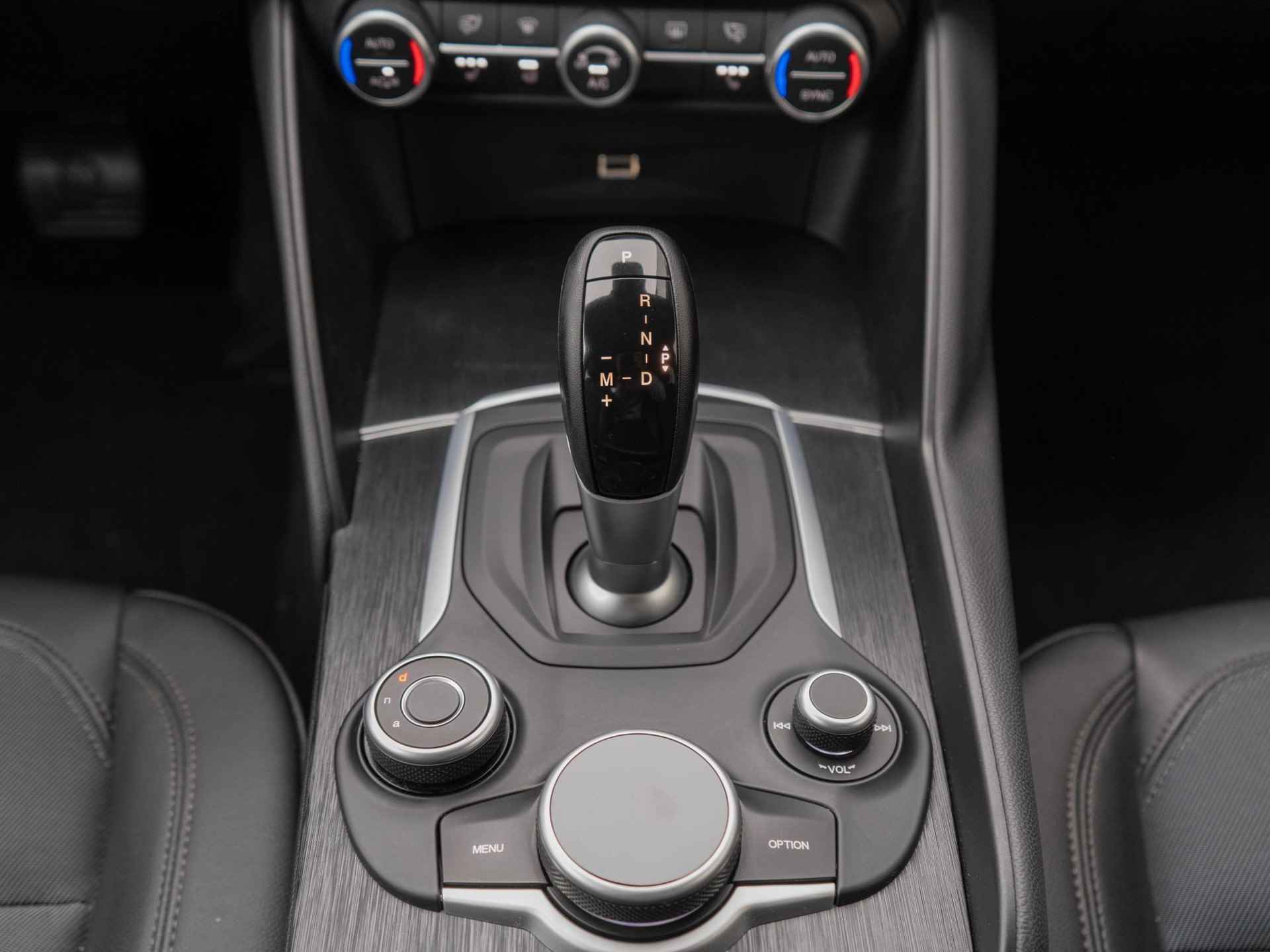 Alfa Romeo Giulia 2.0 Turbo Aut. 200pk Super | Navi | Camera | 18" | Apple Carplay | Stoel-/stuur Verwarming | Premium HiFi | Xenon - 19/37