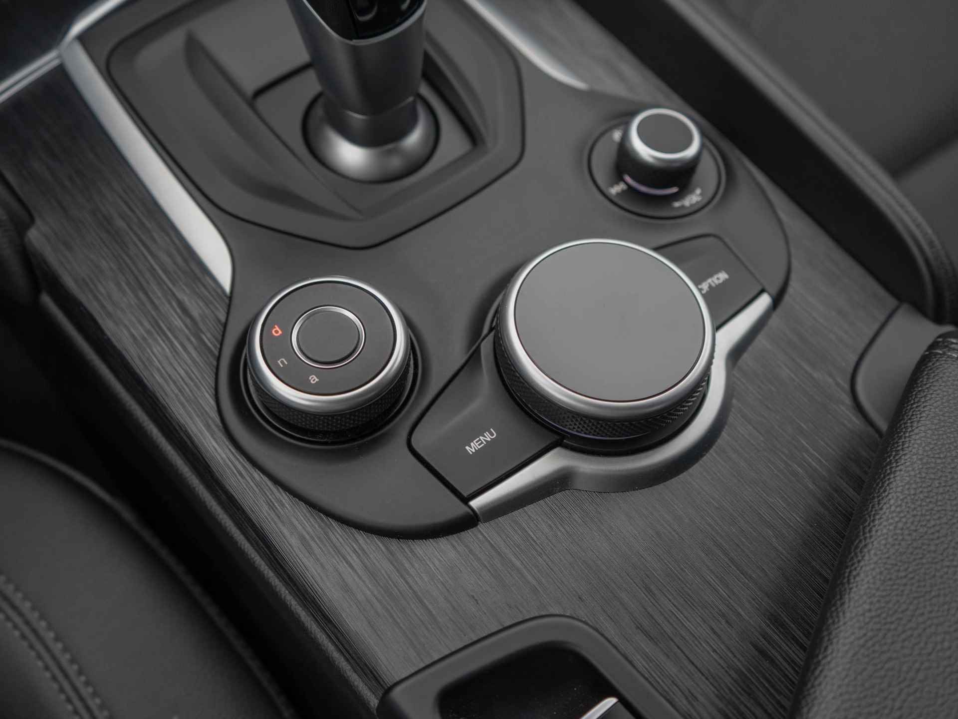 Alfa Romeo Giulia 2.0 Turbo Aut. 200pk Super | Navi | Camera | 18" | Apple Carplay | Stoel-/stuur Verwarming | Premium HiFi | Xenon - 20/37