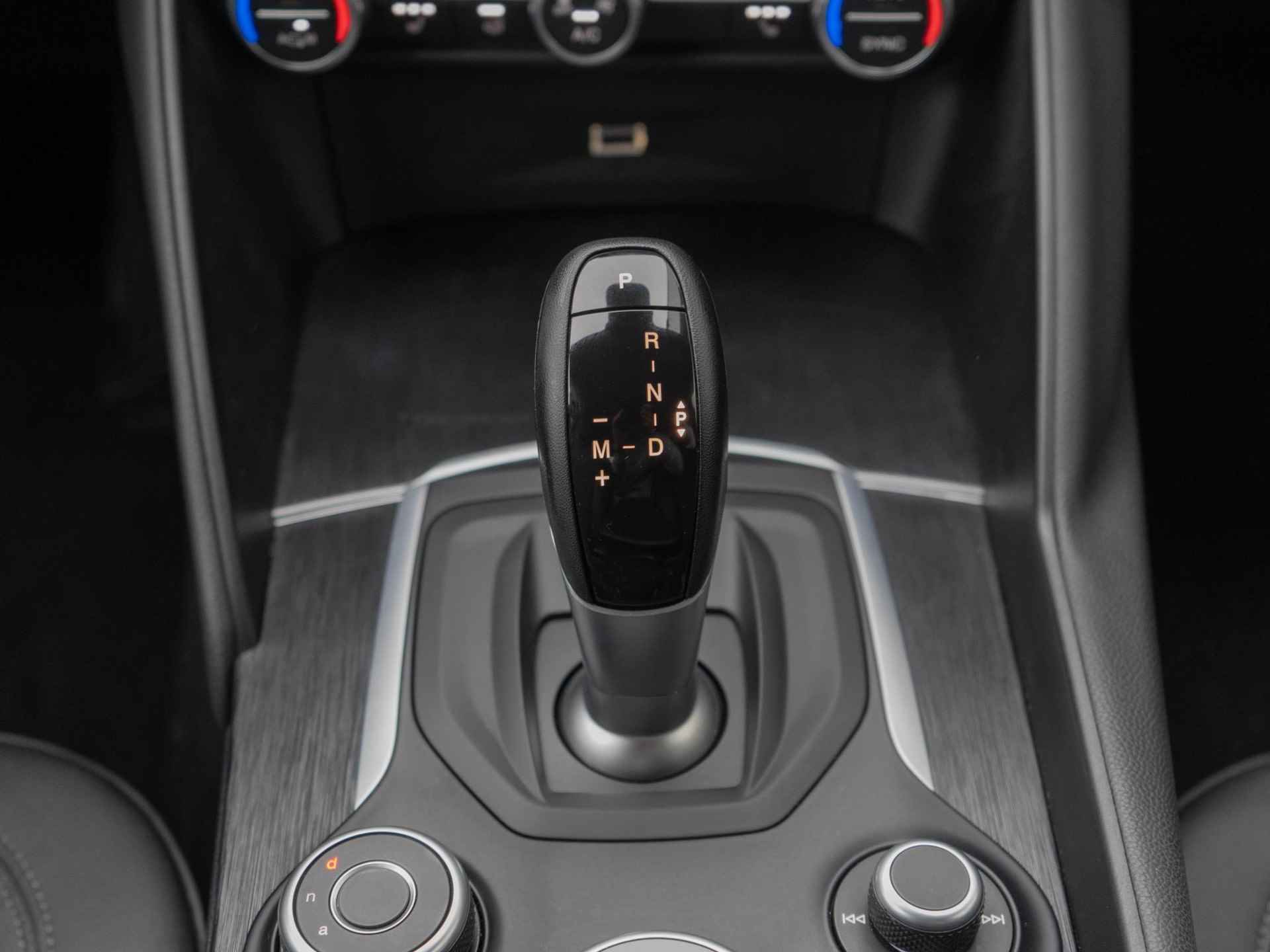 Alfa Romeo Giulia 2.0 Turbo Aut. 200pk Super | Navi | Camera | 18" | Apple Carplay | Stoel-/stuur Verwarming | Premium HiFi | Xenon - 33/37