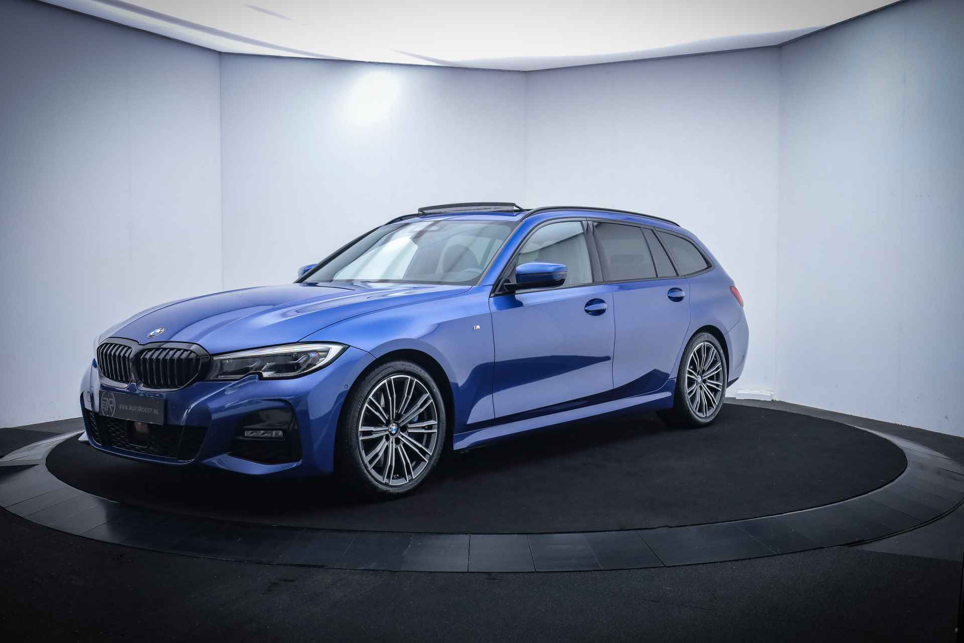 BMW 3 Serie Touring 330iA M-SPORT High Executive PANO/HARMAN KARDON/MEMORY/HEAD UP/ACC/LASER LED/CAMERA/STUUR+STOELVERW./BLINDSPOT/CARPLAY/NAVI/LMV 18'' - 1/43