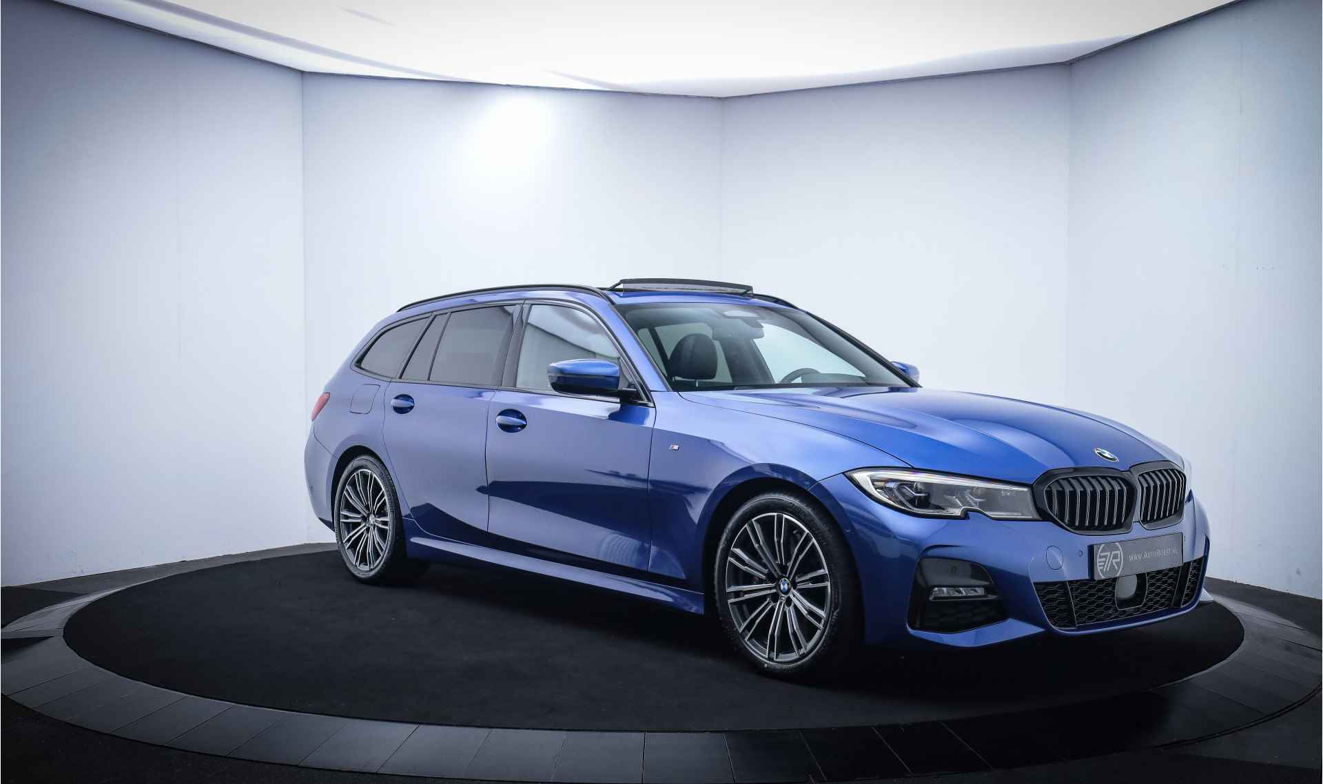 BMW 3 Serie Touring 330iA M-SPORT High Executive PANO/HARMAN KARDON/MEMORY/HEAD UP/ACC/LASER LED/CAMERA/STUUR+STOELVERW./BLINDSPOT/CARPLAY/NAVI/LMV 18'' - 3/43