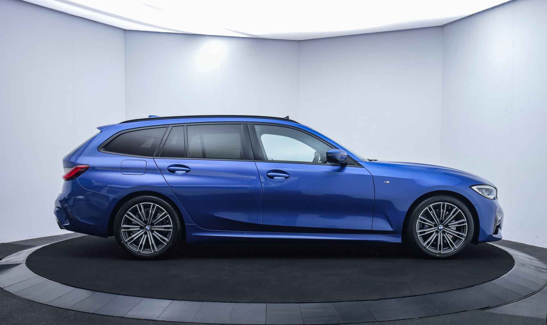 BMW 3 Serie Touring 330iA M-SPORT High Executive PANO/HARMAN KARDON/MEMORY/HEAD UP/ACC/LASER LED/CAMERA/STUUR+STOELVERW./BLINDSPOT/CARPLAY/NAVI/LMV 18'' - 4/43