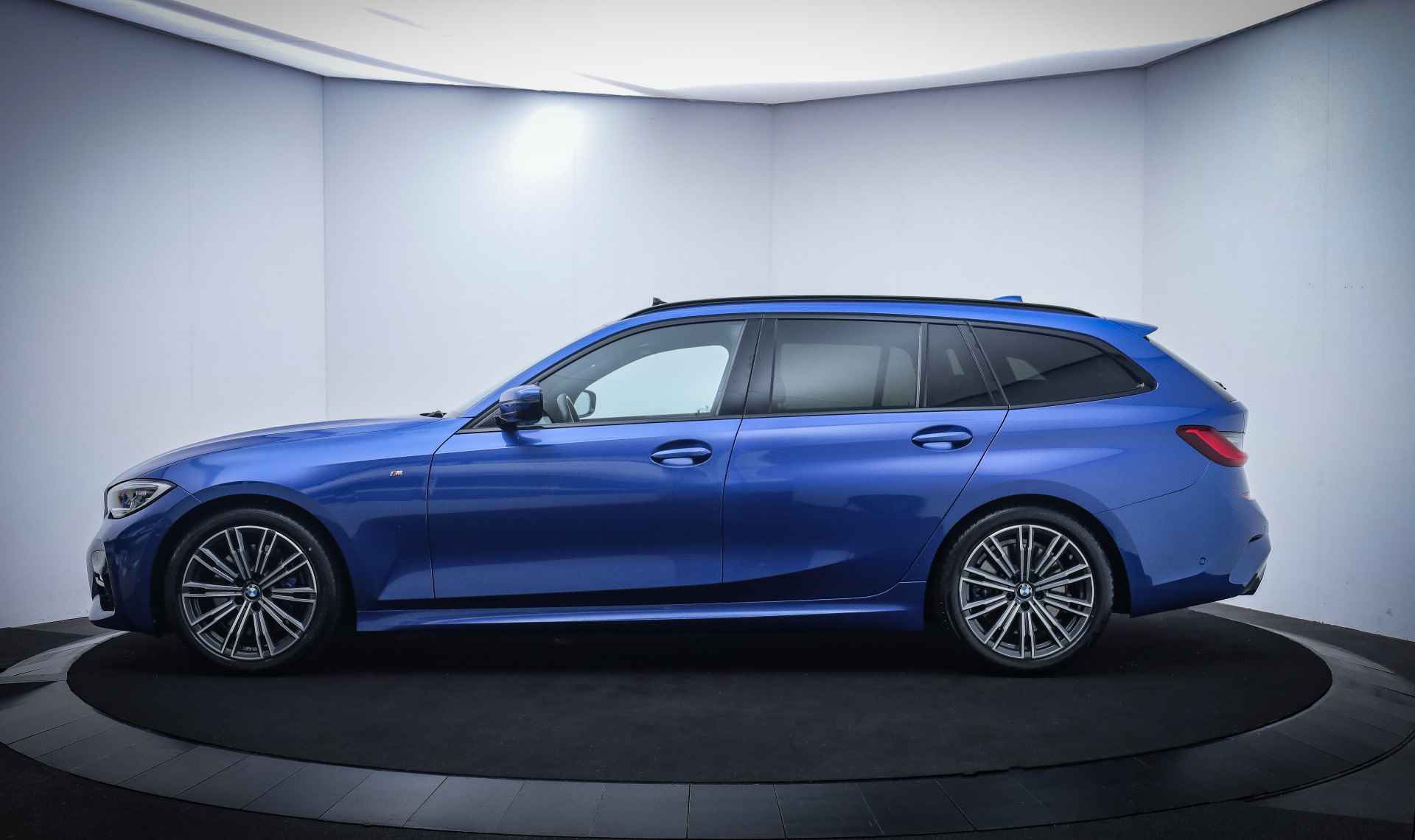 BMW 3 Serie Touring 330iA M-SPORT High Executive PANO/HARMAN KARDON/MEMORY/HEAD UP/ACC/LASER LED/CAMERA/STUUR+STOELVERW./BLINDSPOT/CARPLAY/NAVI/LMV 18'' - 13/43