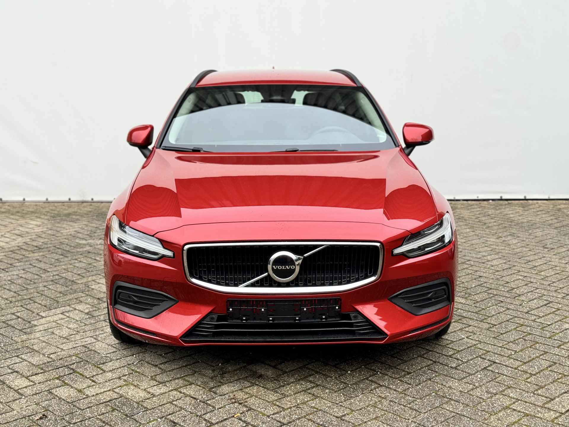 Volvo V60 2.0 B3 Essential Edition Park Assist | Climate | Driver Awareness & Assist | Leder . - 6/21