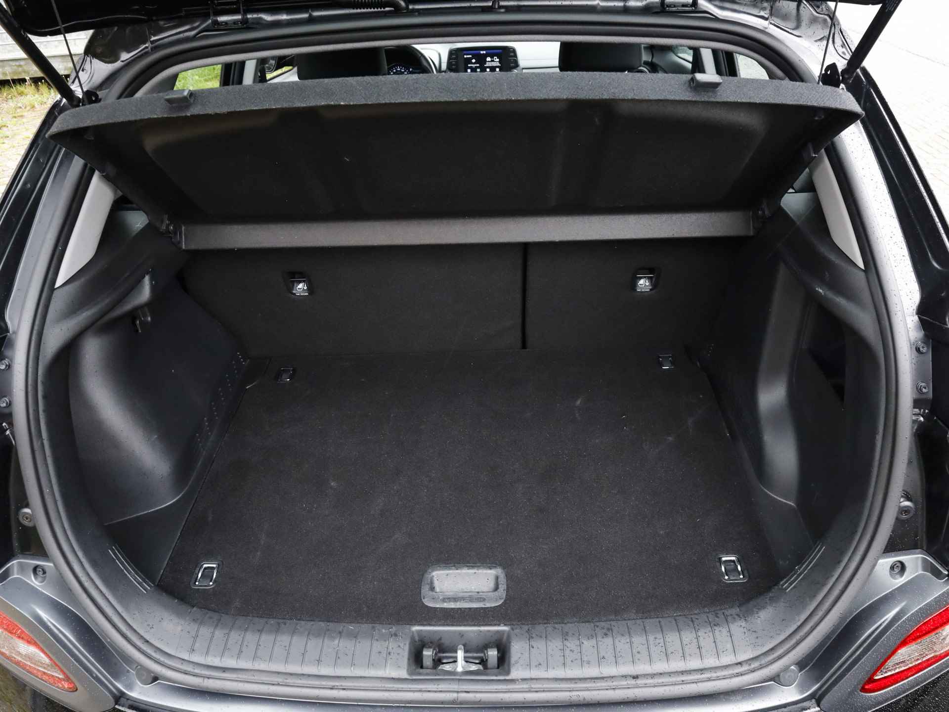 Hyundai KONA EV Comfort 64 kWh, (Subsidie-Mogelijk) (204PK) 2e-Eig, Hyundai-Dealer-Onderh, 12-Mnd-BOVAG, NL-Auto, Warmtepomp, Apple-Carplay/Android-Auto, Achteruitrijcamera, Airco/Climate-Control, Adaptive-Cruise-Control, Parkeersensoren, DAB, Keyless Lane-Assist, Voorruit-Verwarmd, Privacy-Glas - 29/41