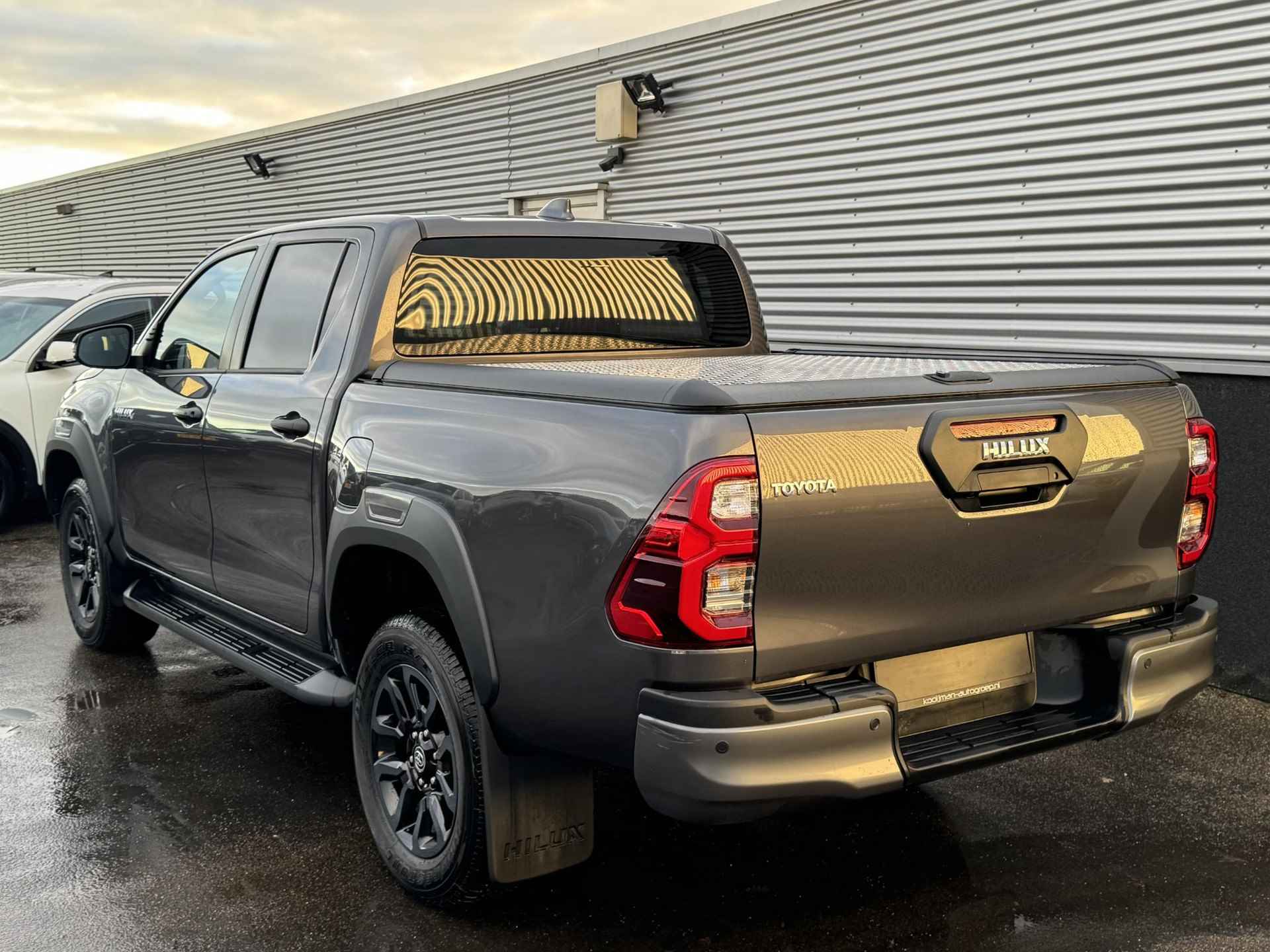 Toyota HiLux 2.8 D-4D Double Cab Invincible Grijs kenteken! Nieuw en direct rijden! INCL. Tonneau Cover - 10/21