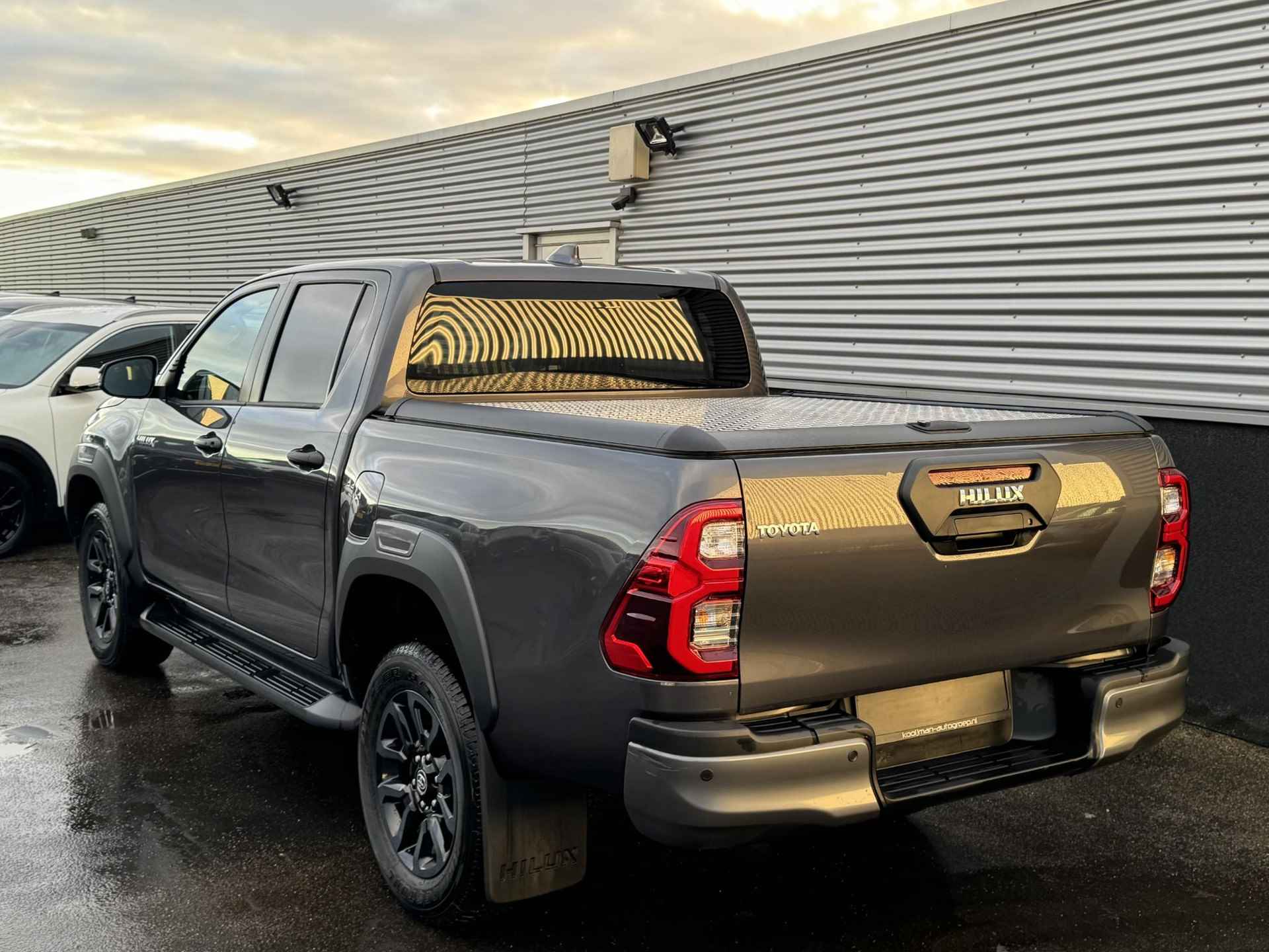 Toyota HiLux 2.8 D-4D Double Cab Invincible Grijs kenteken! Nieuw en direct rijden! INCL. Tonneau Cover - 11/21