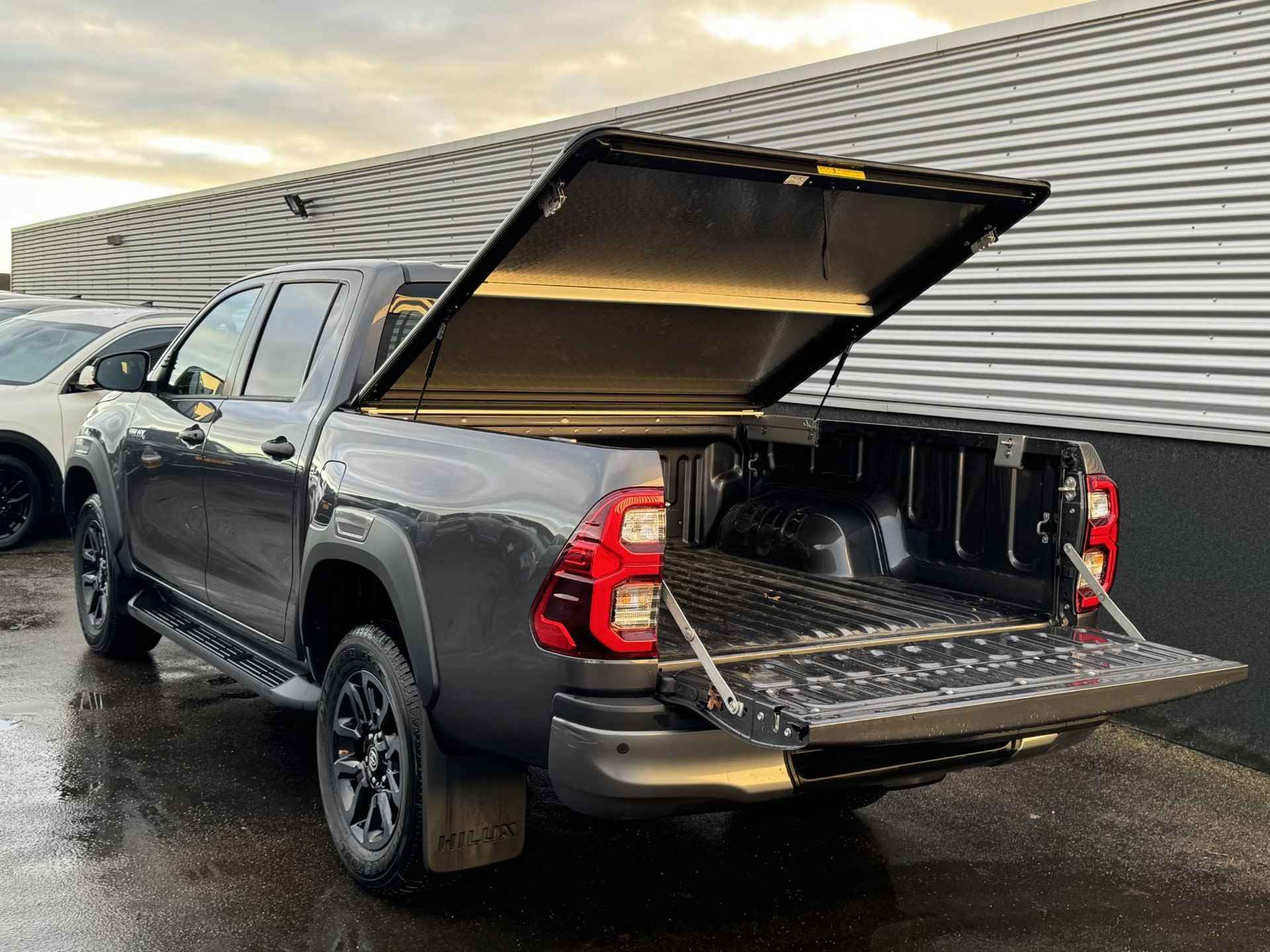 Toyota HiLux 2.8 D-4D Double Cab Invincible Grijs kenteken! Nieuw en direct rijden! INCL. Tonneau Cover - 12/21