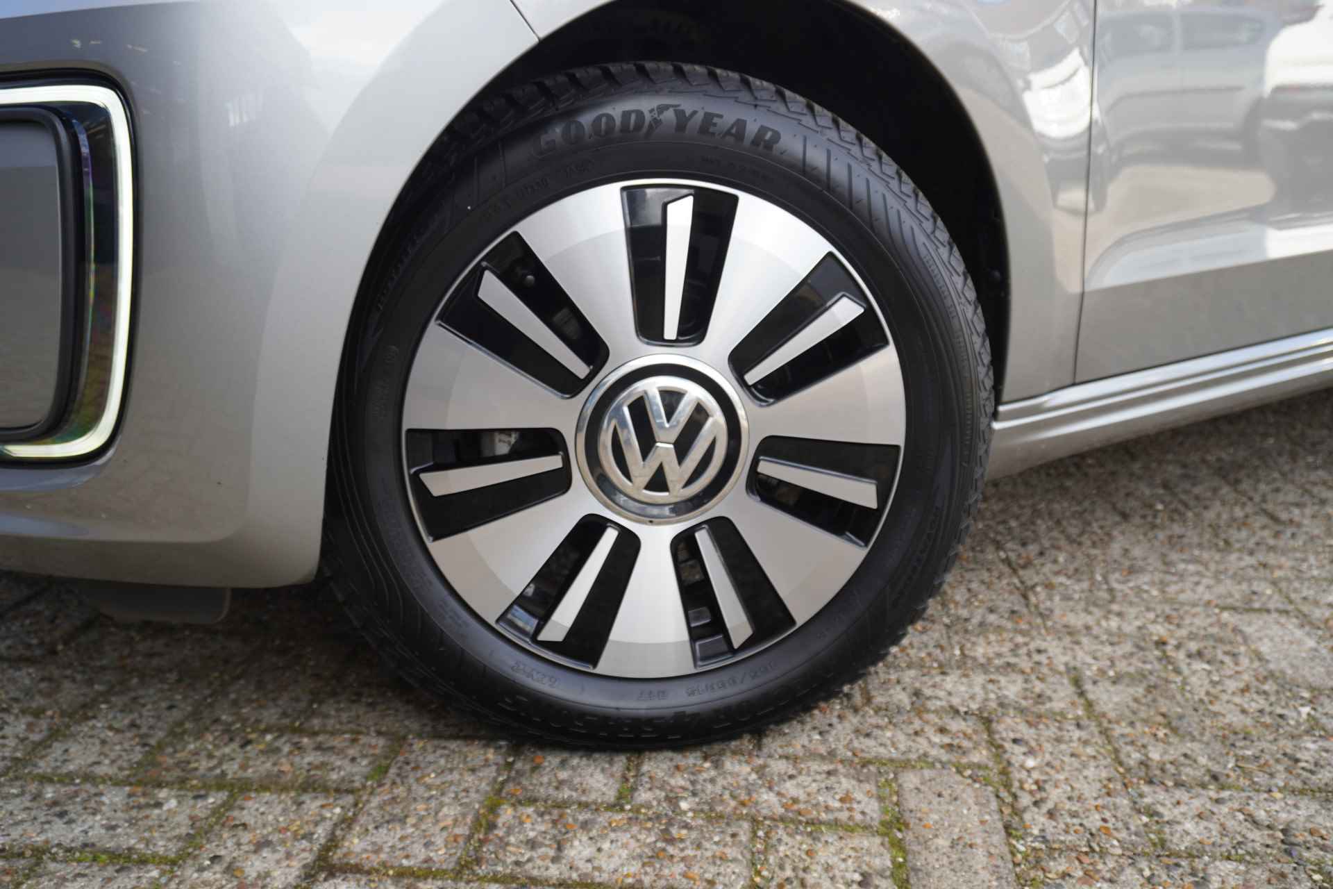 Volkswagen e-Up! | €2000,- Subsidie mogelijk | Geen wegenbelasting | 100% elektrisch | | Panodak | Stoelverwarming | - 23/28