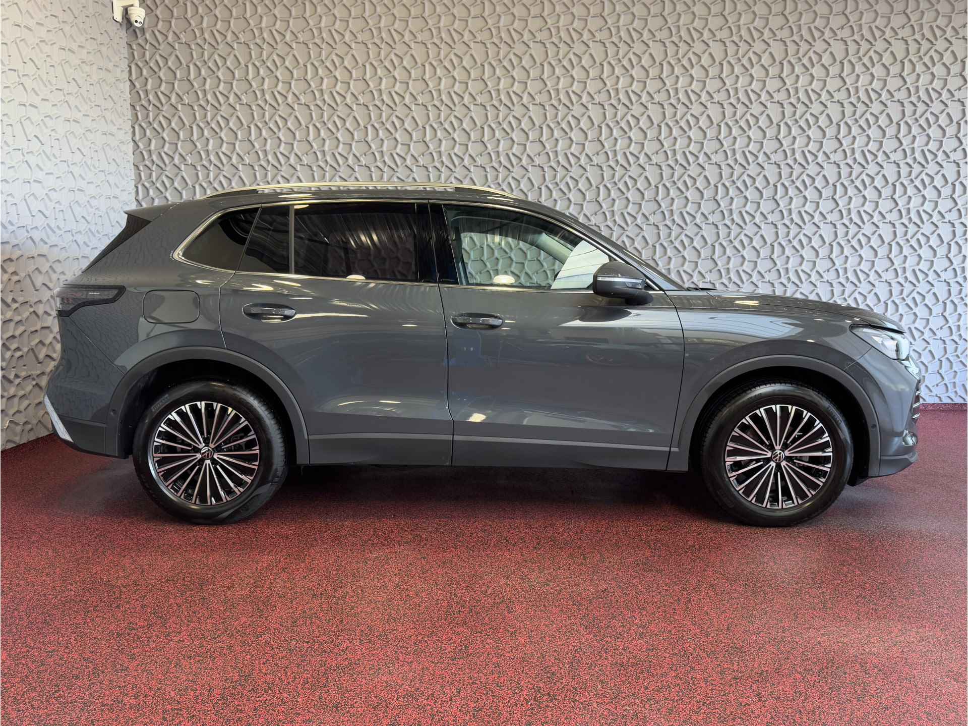 Volkswagen Tiguan 1.5 eTSI MHEV ELEGANCE IQ.LED 360CAM AMBIANCE.LIGHT ERGO.SEAT MASSAGE STOEL/STUUR VERW. ELEK.KLEP 07/2024 - 68/84