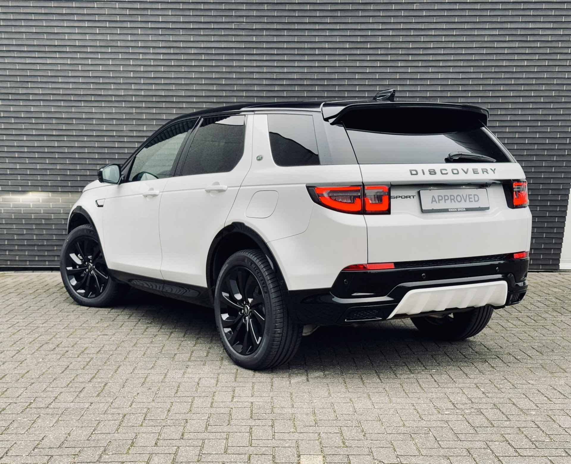 Land Rover Discovery Sport P300e R-Dynamic SE - 2/23