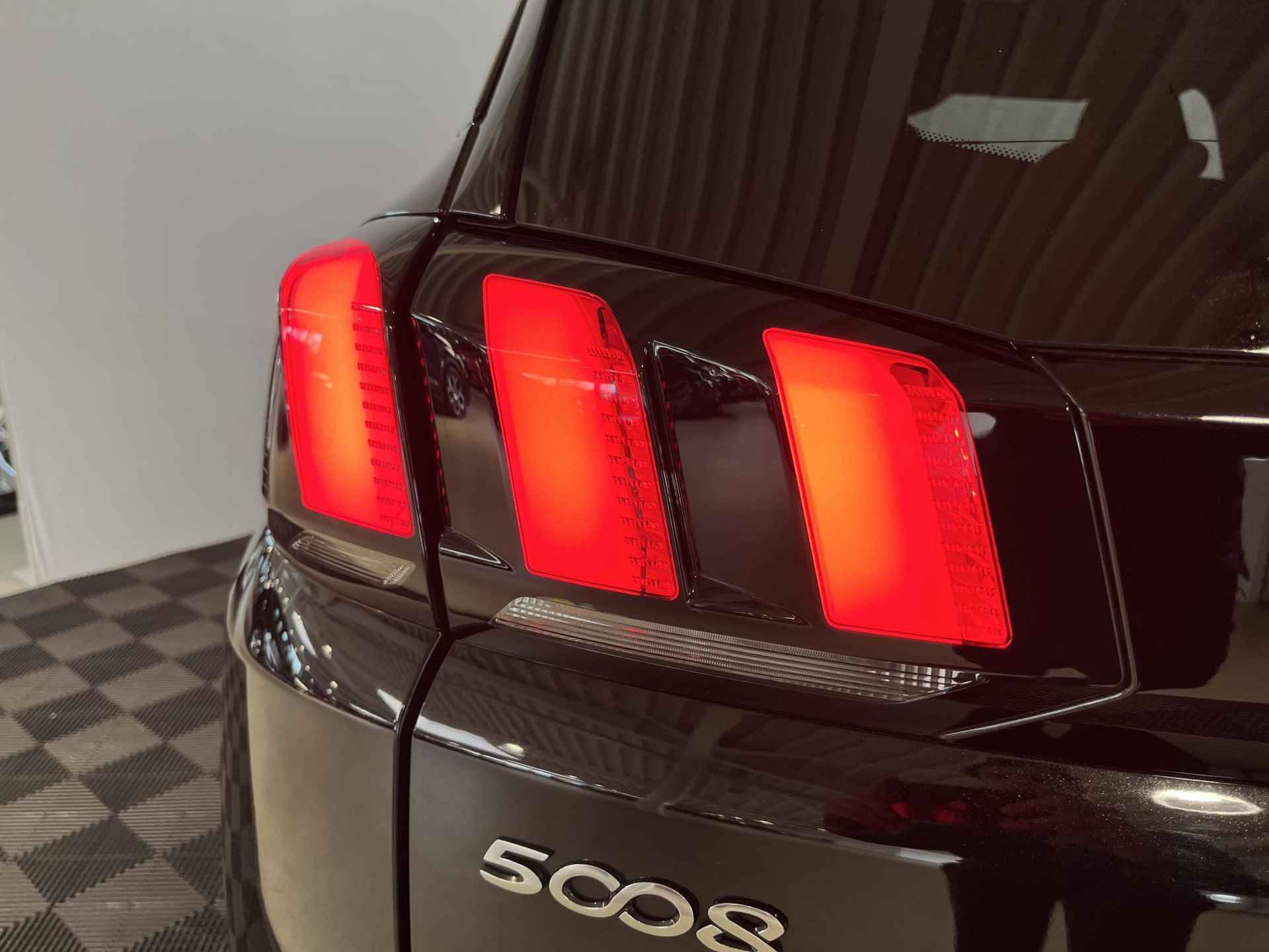 Peugeot 5008 1.2 - 130PK PureTech GT-Line 7p. | 1e eigenaar | 7 Zitplaatsen | Navi | Camera | Lichtmetalen Velgen | Licht & Regen Sensor | Full LED | Digital Cockpit | - 15/27