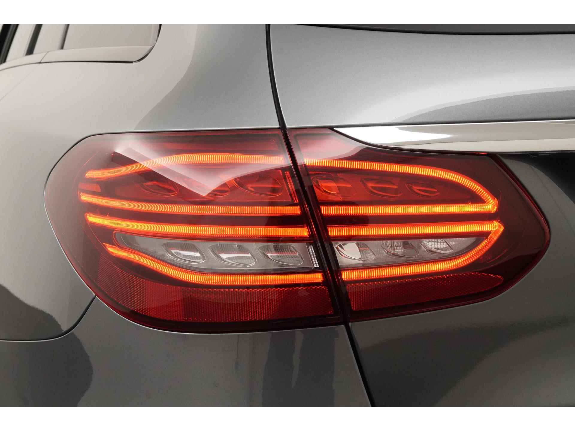 Mercedes-Benz C-Klasse Estate 180 AMG Night | Panoramadak | Leder | Camera | Carplay |  Zondag Open! - 24/48
