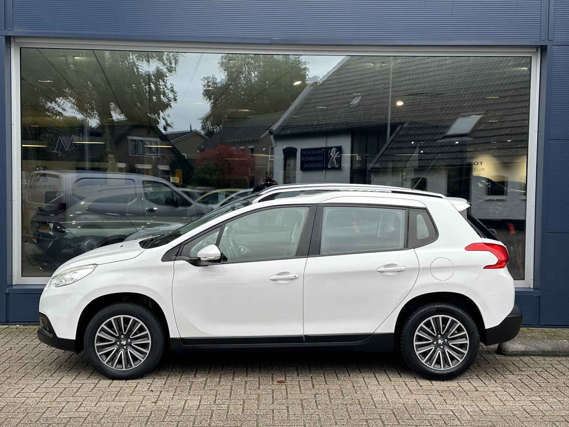 Peugeot 2008 1.2 Active Automaat | Panoramadak | Trekhaak | Airconditioning | Cruise Control | 4-seizoens- banden | Zeer zuinig | voordelige wegenbelasting | Hoge instap | Led Dagrijverlichting| - 2/39