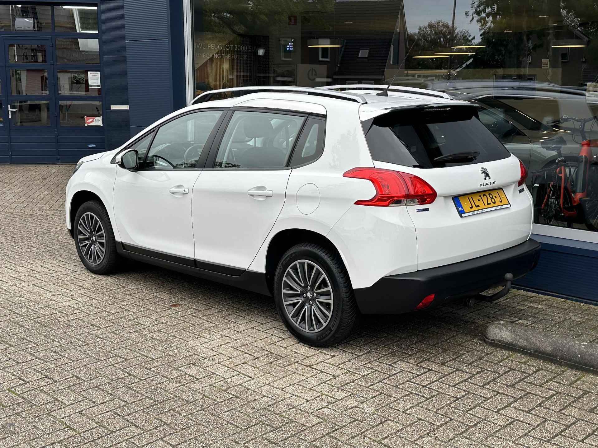 Peugeot 2008 1.2 Active Automaat | Panoramadak | Trekhaak | Airconditioning | Cruise Control | 4-seizoens- banden | Zeer zuinig | voordelige wegenbelasting | Hoge instap | Led Dagrijverlichting| - 3/39