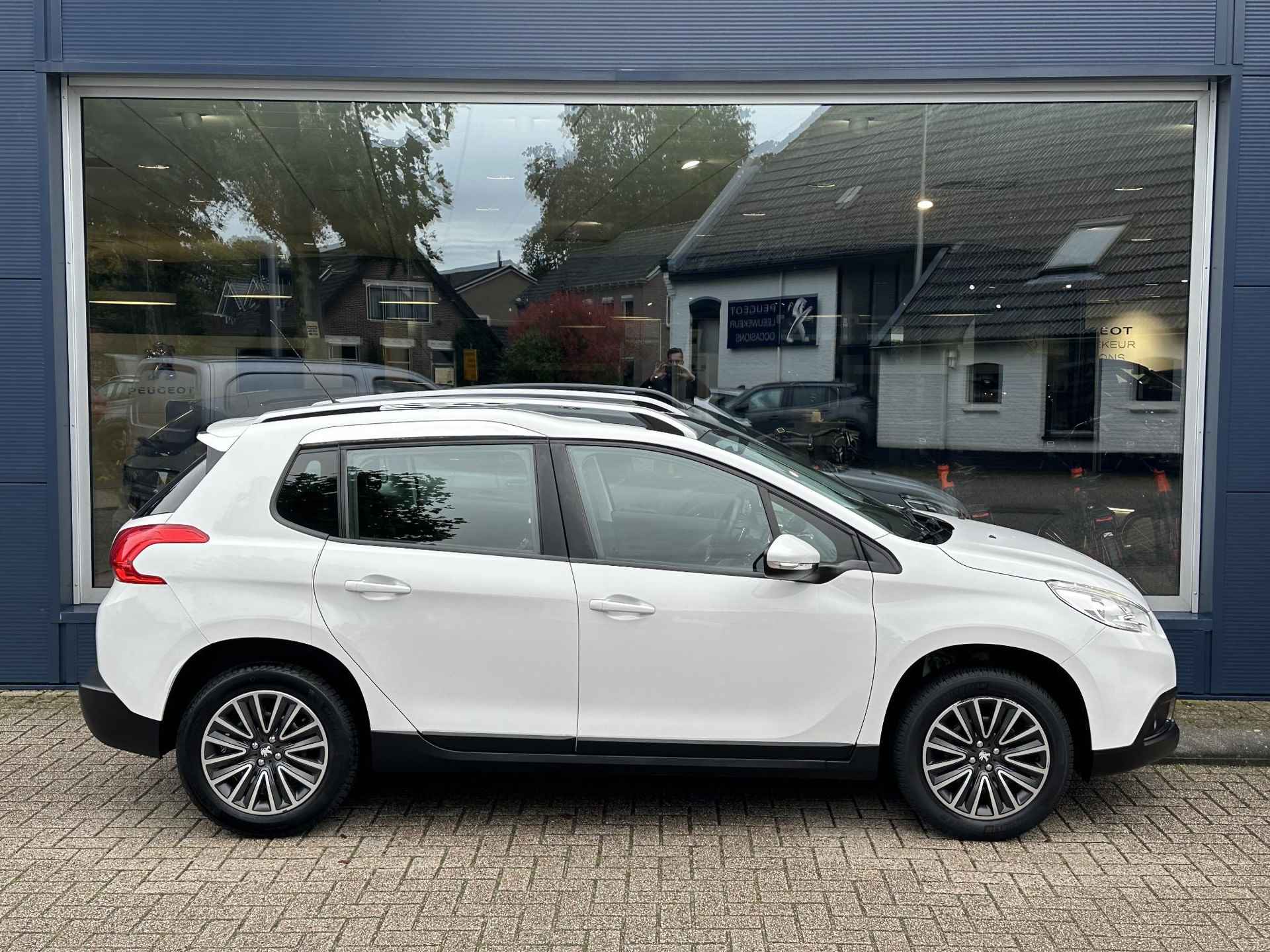 Peugeot 2008 1.2 Active Automaat | Panoramadak | Trekhaak | Airconditioning | Cruise Control | 4-seizoens- banden | Zeer zuinig | voordelige wegenbelasting | Hoge instap | Led Dagrijverlichting| - 7/39