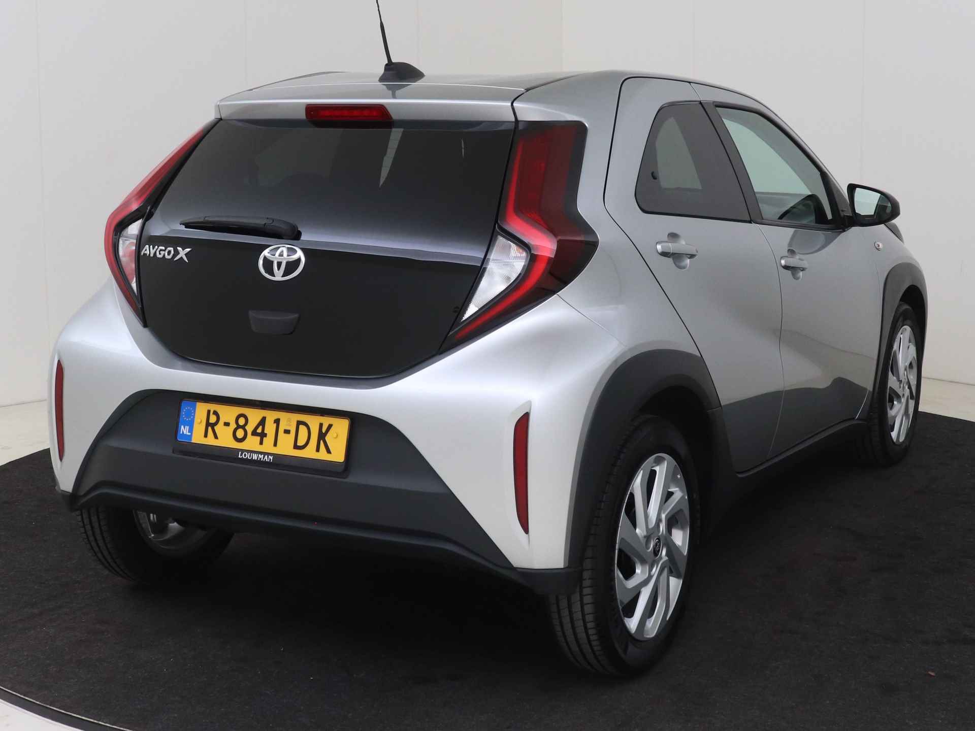 Toyota Aygo X 1.0 VVT-i MT first I Apple Carplay/Android Auto I Climate Control | LED I Camera I USB I 5 Deurs I Zuinig I 1e Eigenaar I LOUWMAN Onderhouden I - 17/40