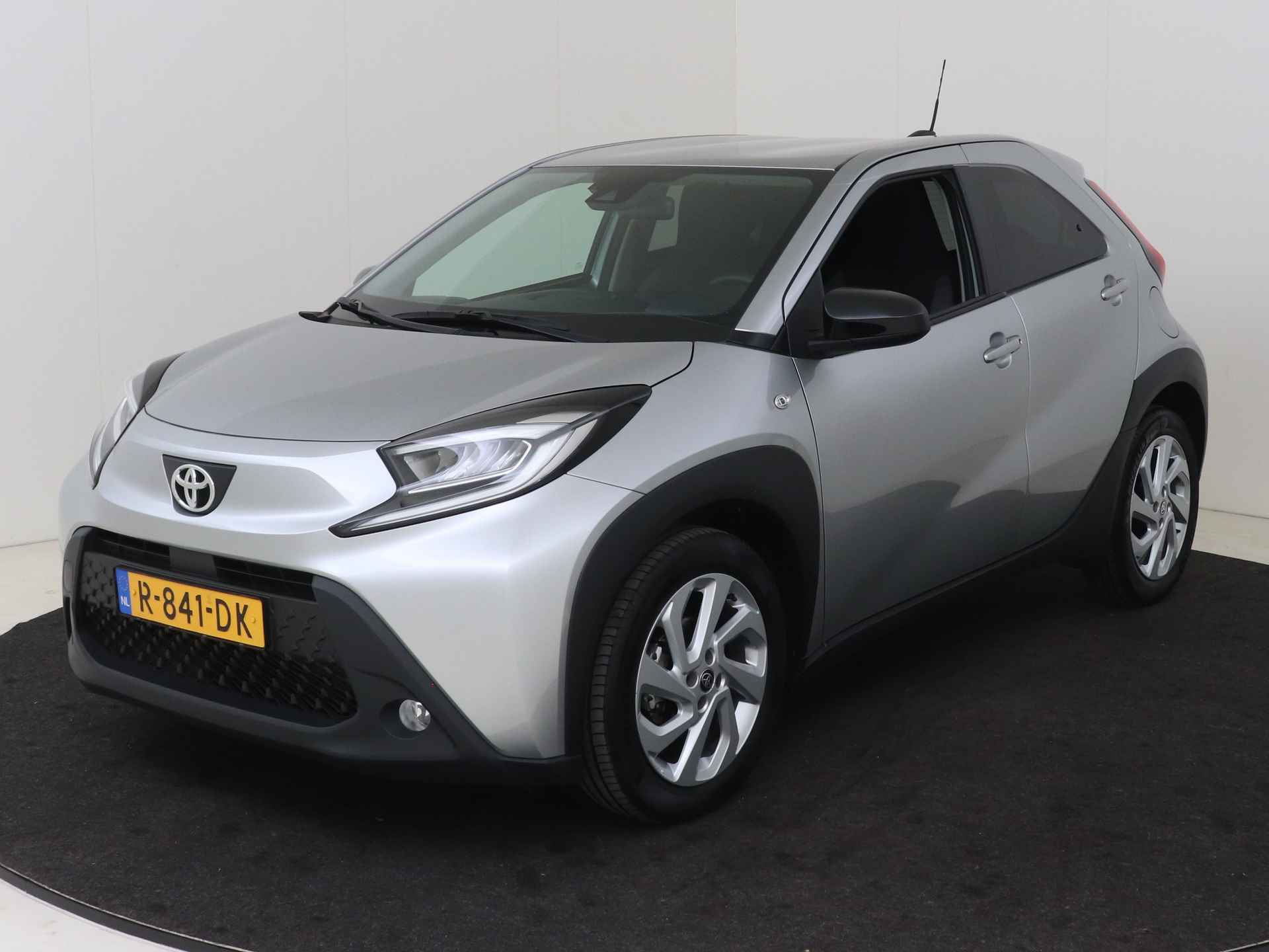 Toyota Aygo X 1.0 VVT-i MT first I Apple Carplay/Android Auto I Climate Control | LED I Camera I USB I 5 Deurs I Zuinig I 1e Eigenaar I LOUWMAN Onderhouden I - 27/40