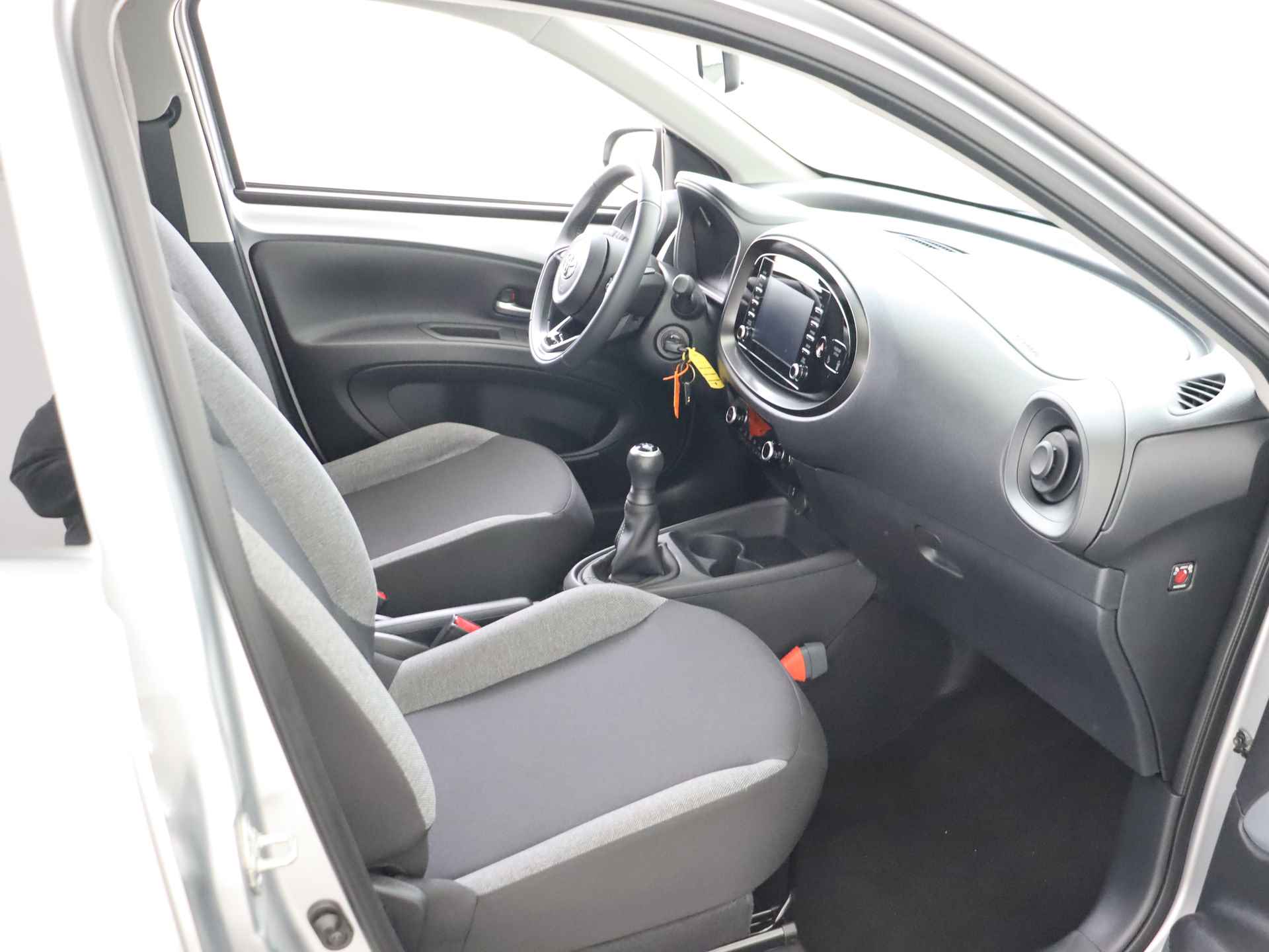 Toyota Aygo X 1.0 VVT-i MT first I Apple Carplay/Android Auto I Climate Control | LED I Camera I USB I 5 Deurs I Zuinig I 1e Eigenaar I LOUWMAN Onderhouden I - 29/40