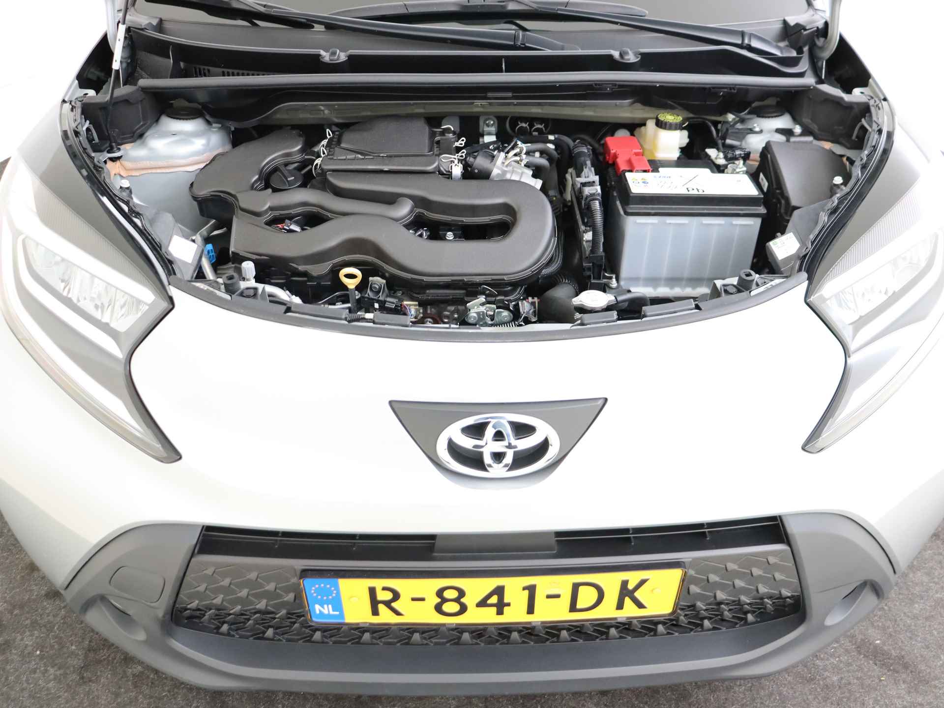 Toyota Aygo X 1.0 VVT-i MT first I Apple Carplay/Android Auto I Climate Control | LED I Camera I USB I 5 Deurs I Zuinig I 1e Eigenaar I LOUWMAN Onderhouden I - 36/40