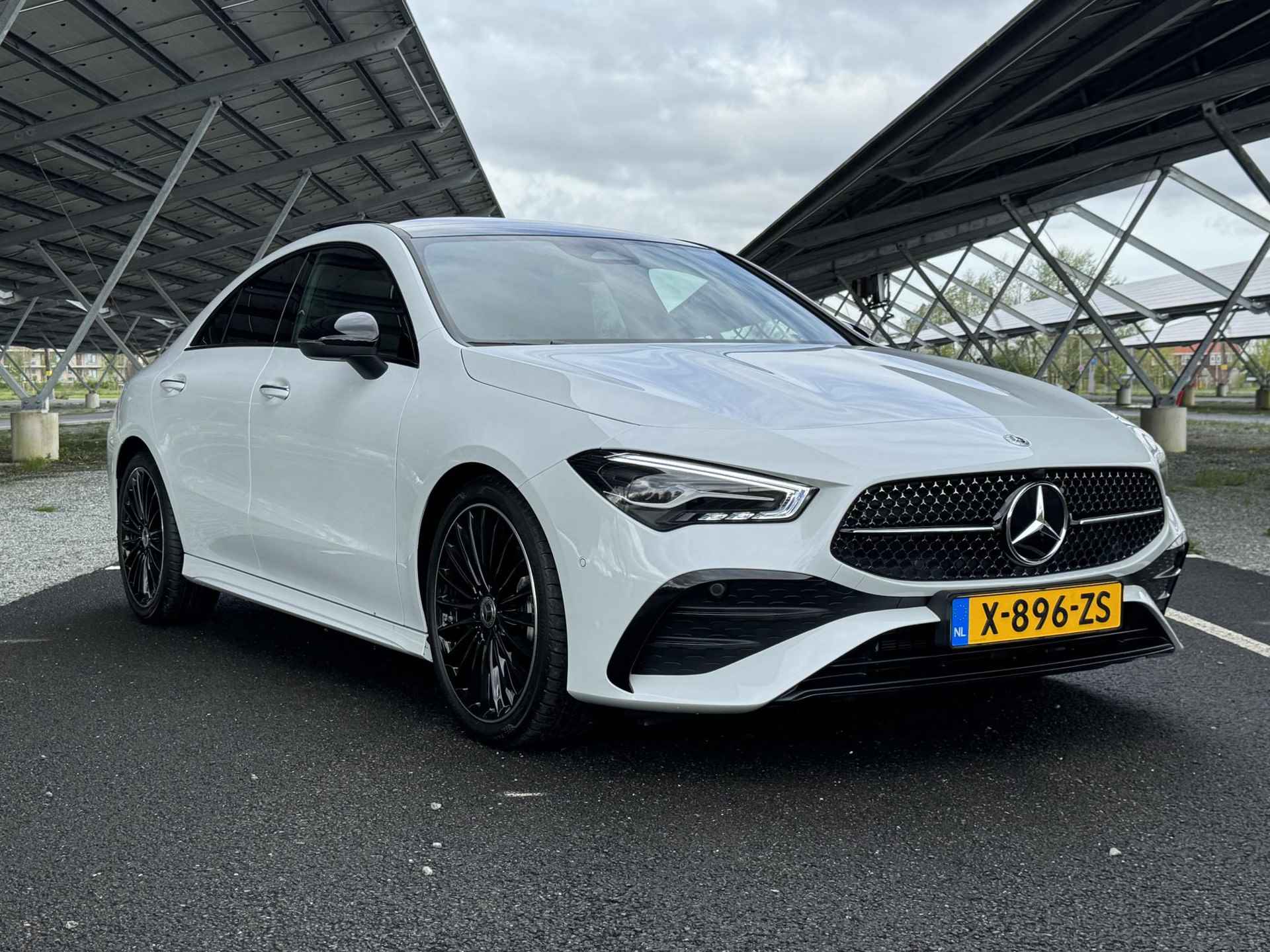 Mercedes-Benz CLA-klasse Coupe 180 AMG Line | Panorama-schuifdak | Parkeercamera | Stoelverwarming | Sfeerverlichting | - 4/32