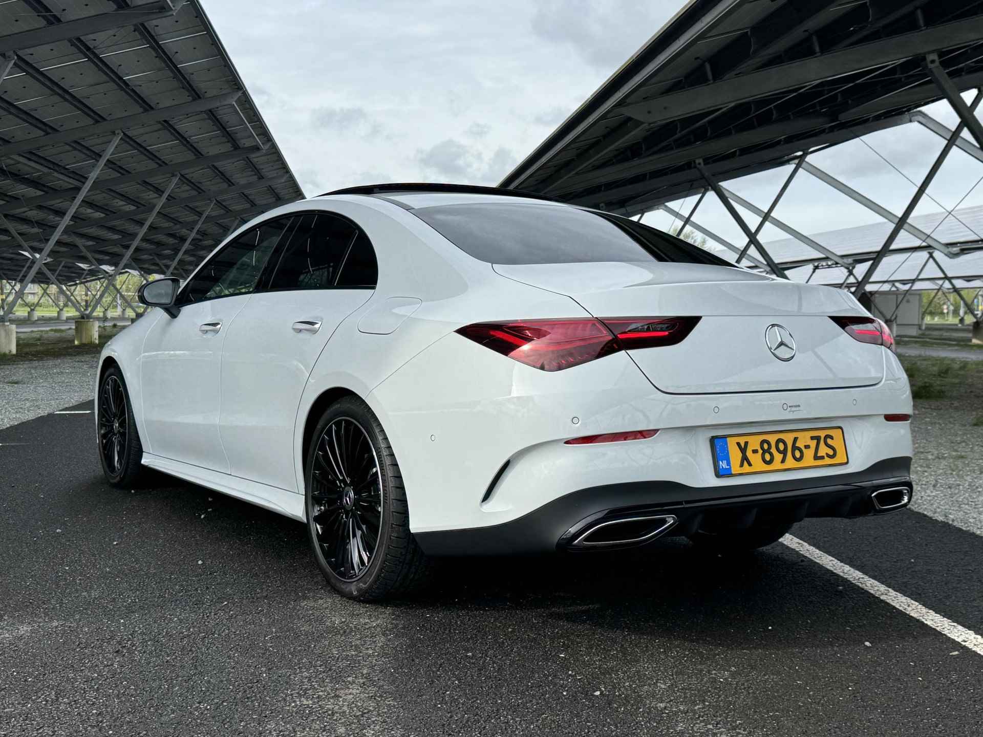 Mercedes-Benz CLA-klasse Coupe 180 AMG Line | Panorama-schuifdak | Parkeercamera | Stoelverwarming | Sfeerverlichting | - 8/32