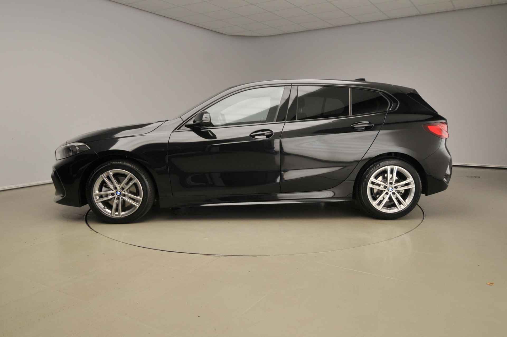 BMW 1 Serie 5-deurs 118d Handbak !! | M-Sportpakket | LED | Navigatie | Sportstoelen | DAB | Hifi speakers | Alu 17 inch - 5/40