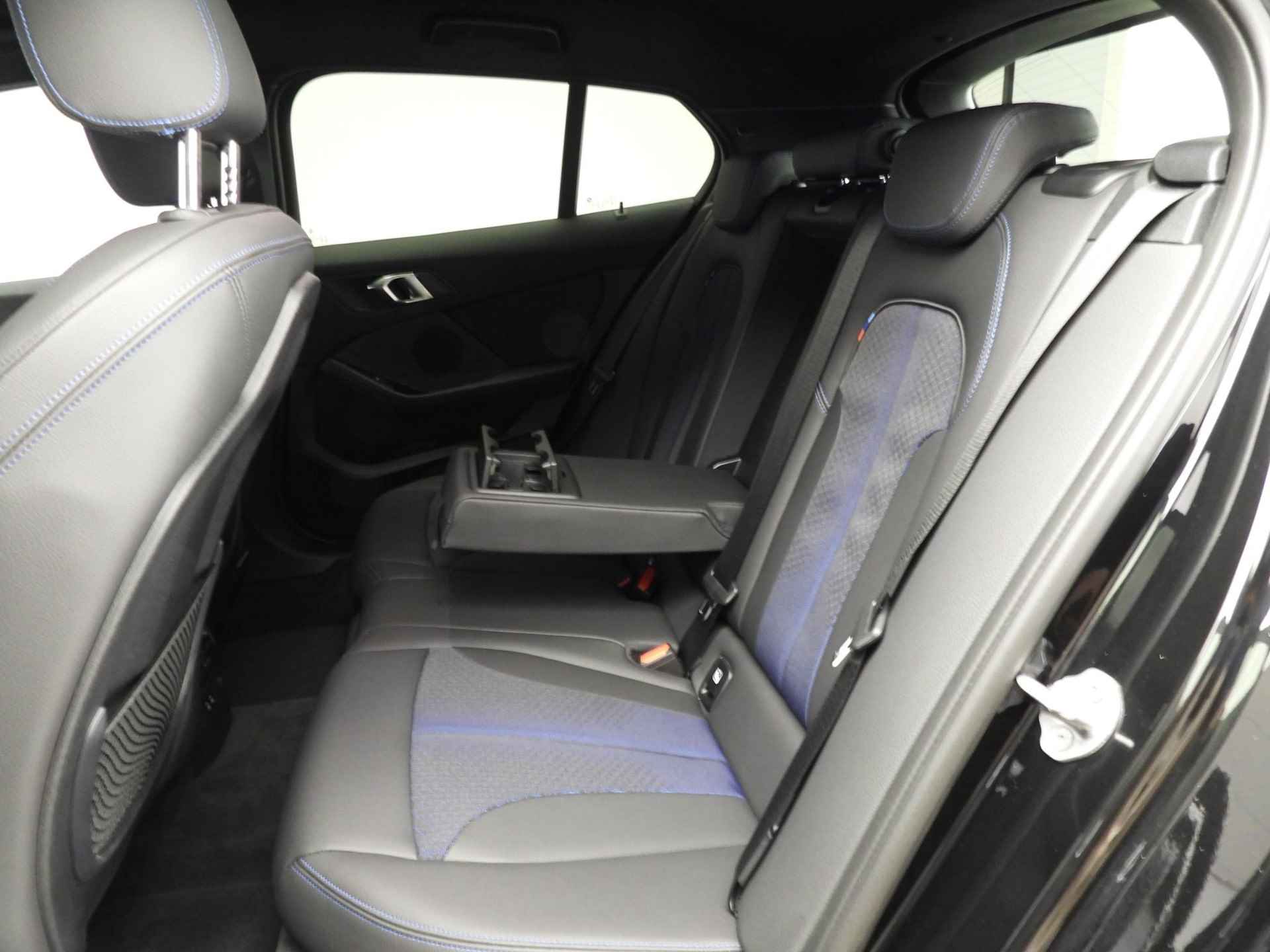 BMW 1 Serie 5-deurs 118d Handbak !! | M-Sportpakket | LED | Navigatie | Sportstoelen | DAB | Hifi speakers | Alu 17 inch - 9/40