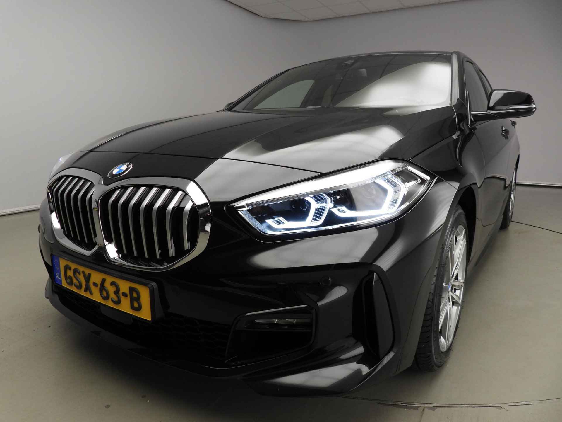 BMW 1 Serie 5-deurs 118d Handbak !! | M-Sportpakket | LED | Navigatie | Sportstoelen | DAB | Hifi speakers | Alu 17 inch - 38/40