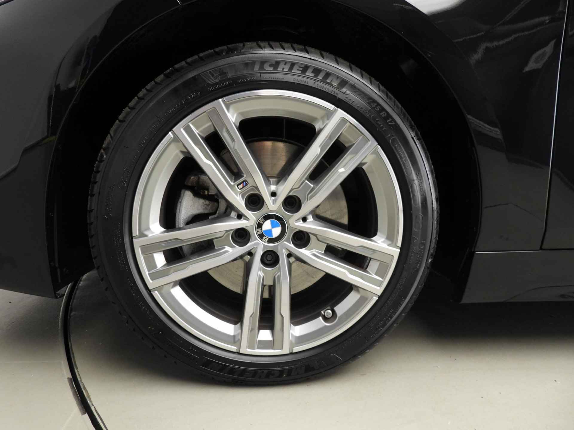 BMW 1 Serie 5-deurs 118d Handbak !! | M-Sportpakket | LED | Navigatie | Sportstoelen | DAB | Hifi speakers | Alu 17 inch - 40/40