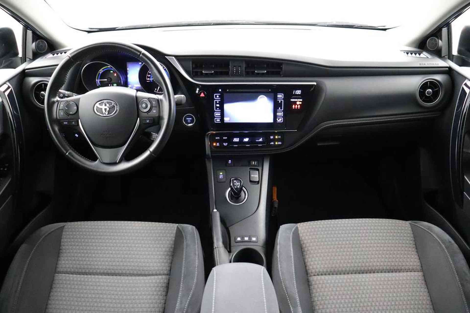 Toyota Auris Touring Sports 1.8 Hybrid Dynamic Go | Trekhaak | Cruise-Control | Climate-control | Navigatie | - 4/49