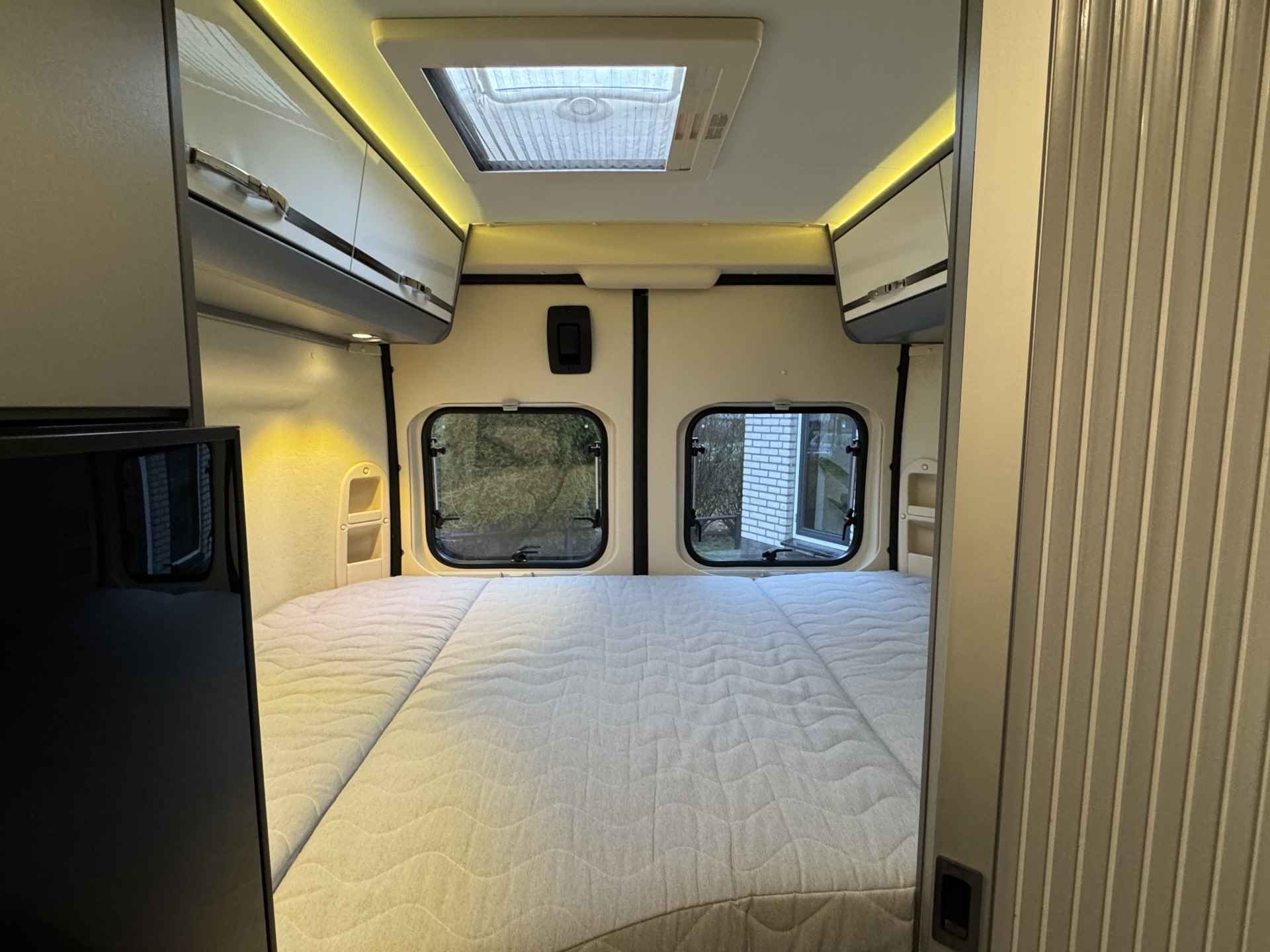 Adria Twin 600 SPT 130 pk Euro6 Fiat Ducato **Slechts 6 meter/Groot dwarsbed/4 zitplaatsen/Luifel/Busbiker/Dieselkachel/2e eigenaar/NL - 12/65