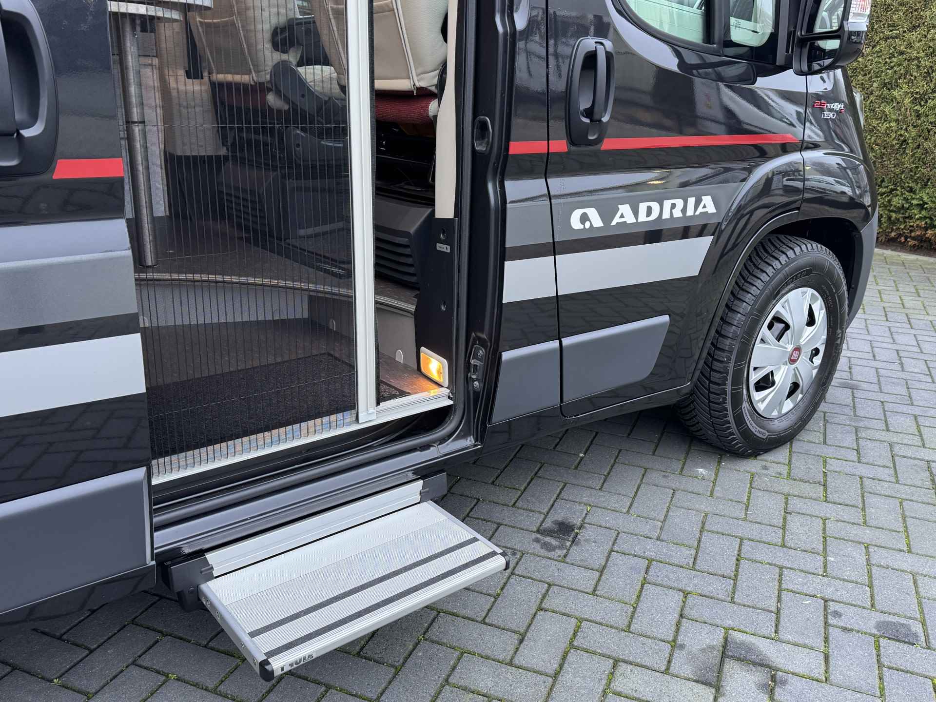 Adria Twin 600 SPT 130 pk Euro6 Fiat Ducato **Slechts 6 meter/Groot dwarsbed/4 zitplaatsen/Luifel/Busbiker/Dieselkachel/2e eigenaar/NL - 58/65