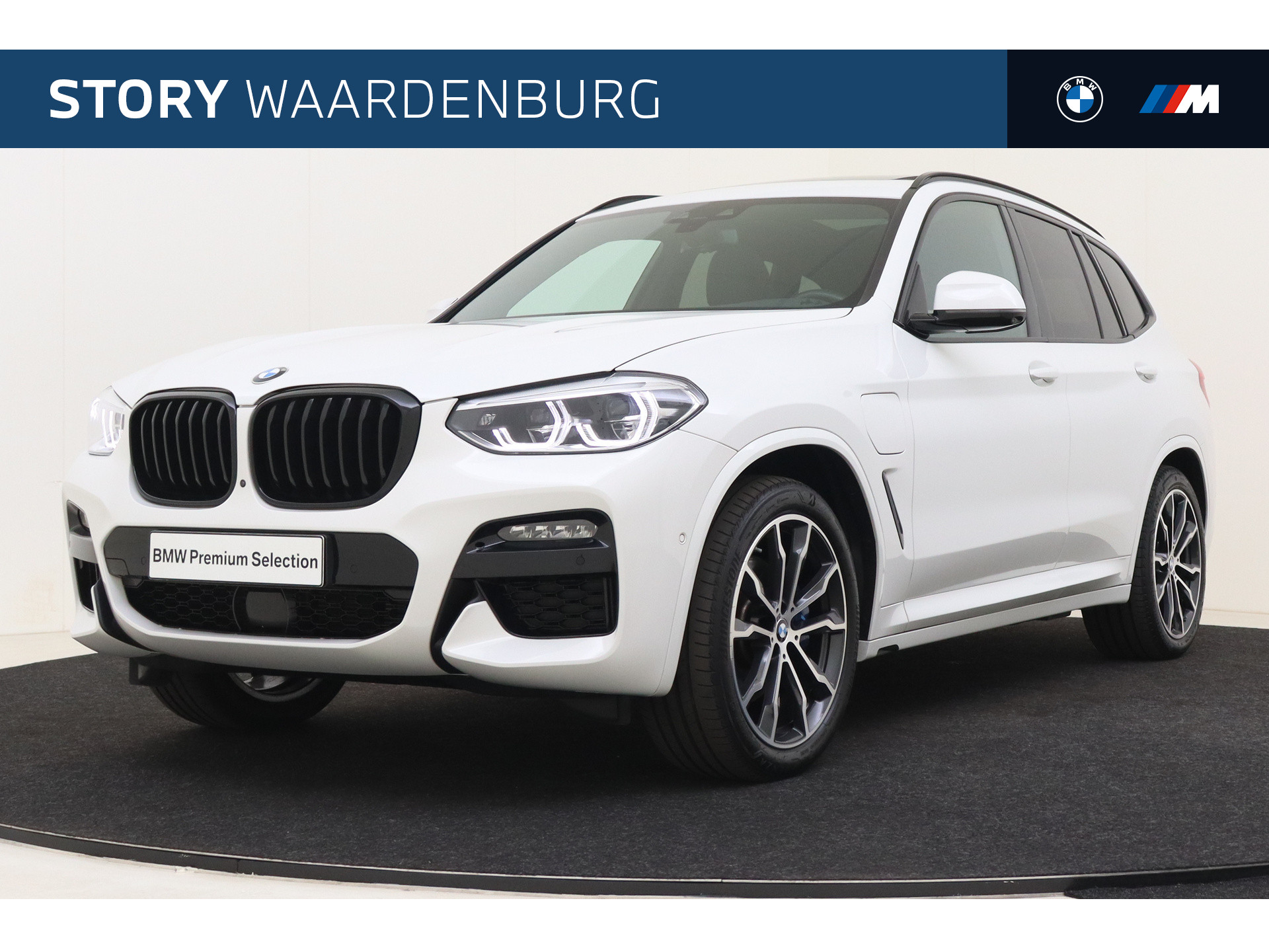 BMW X3 xDrive30e High Executive Automaat / Panoramadak / Trekhaak / Sportstoelen / Stoelverwarming / Verwarmd stuurwiel / / Adaptieve LED / Parking Assistant Plus / Head-Up