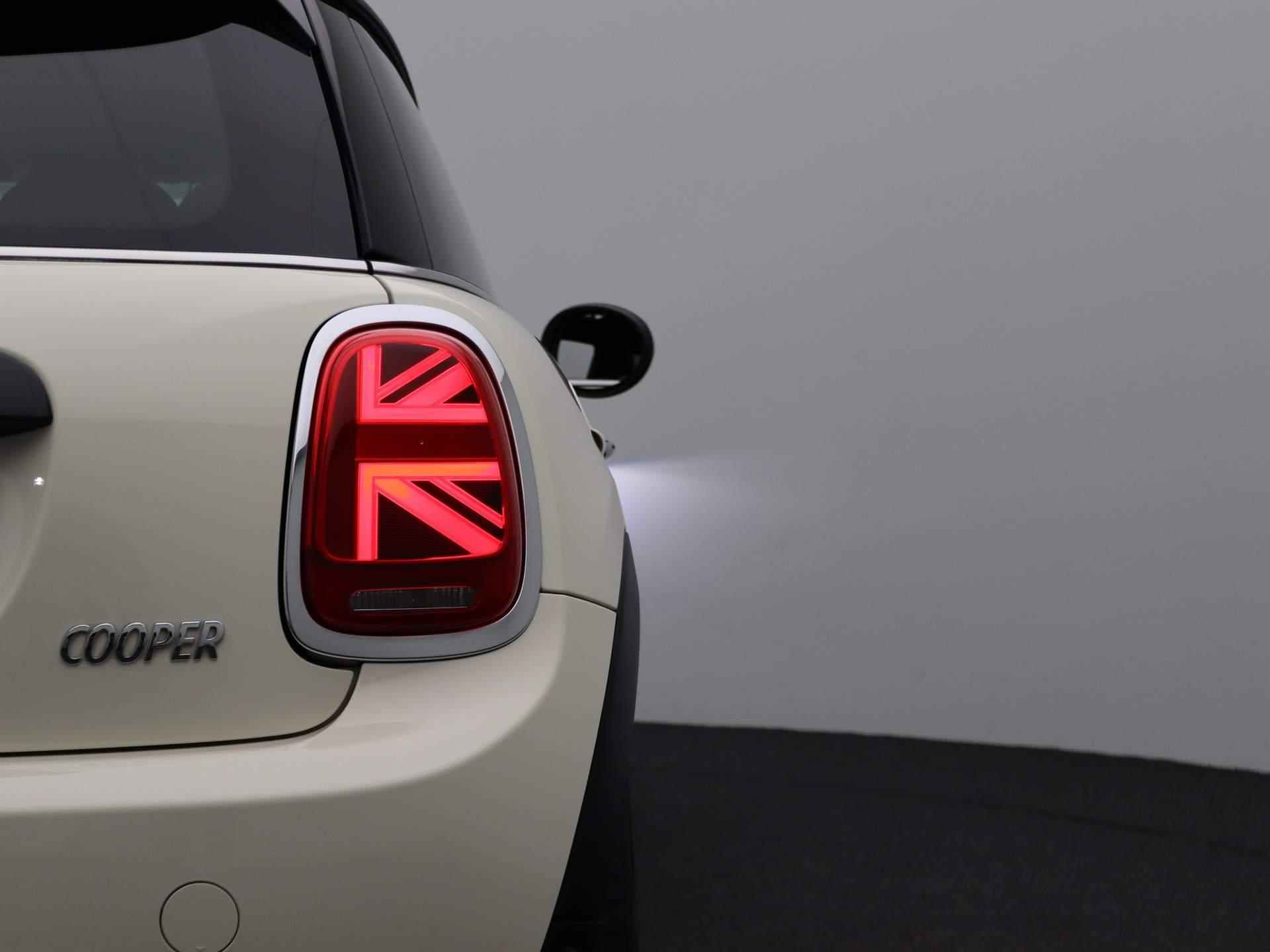 MINI 3-Deurs Cooper Chili + Glazen panoramadak + Achteruitrijcamera + PDC + LED +17'' - 22/23