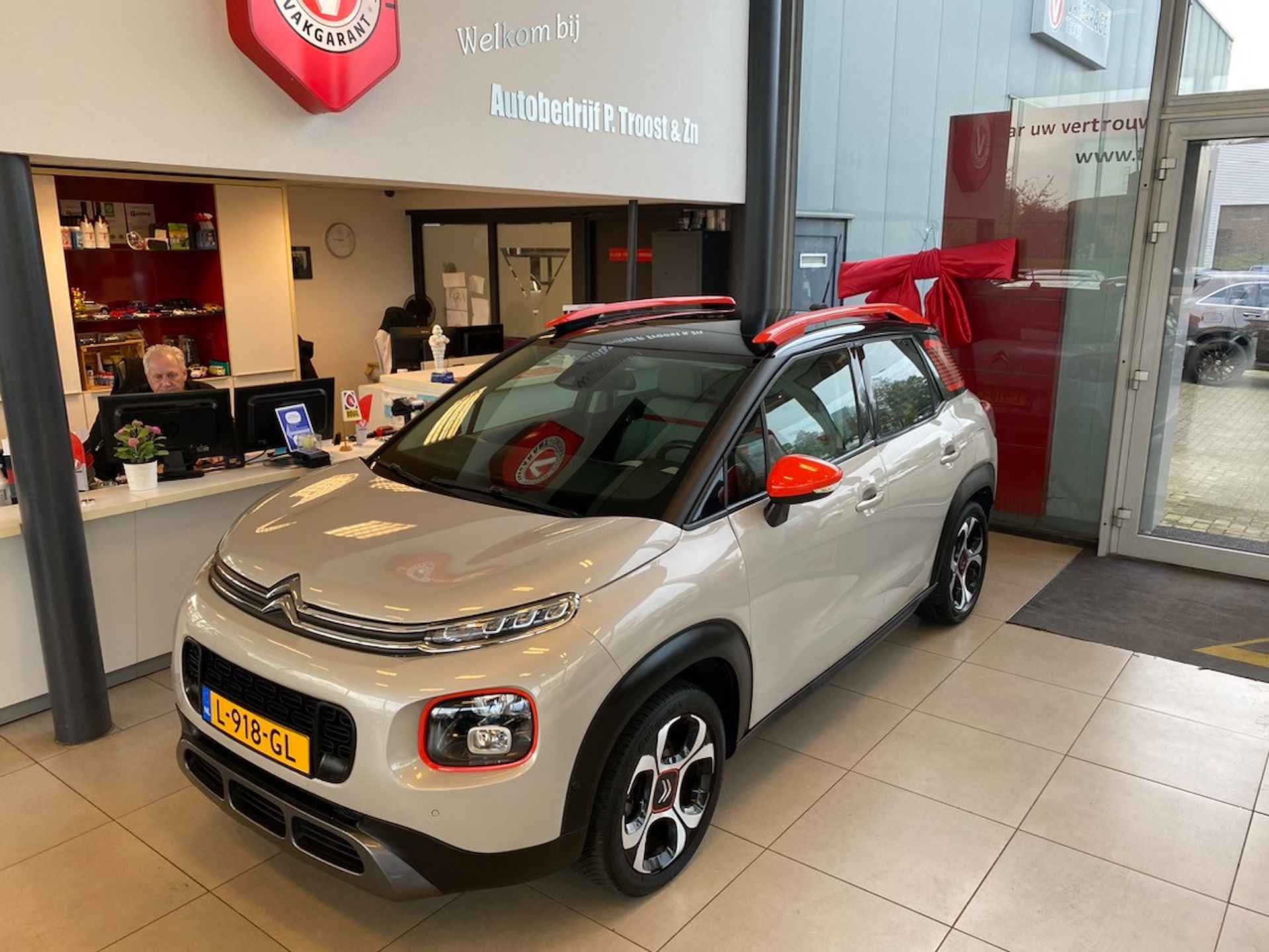 Citroën C3 Aircross 1.2 PureTech S&S Shine,Automaat,Panoramadak,Stoelverwarming,Navigatie,Achteruitrijcamera,Climate&Cruisecontrol,Bleutooth met Spr - 2/32