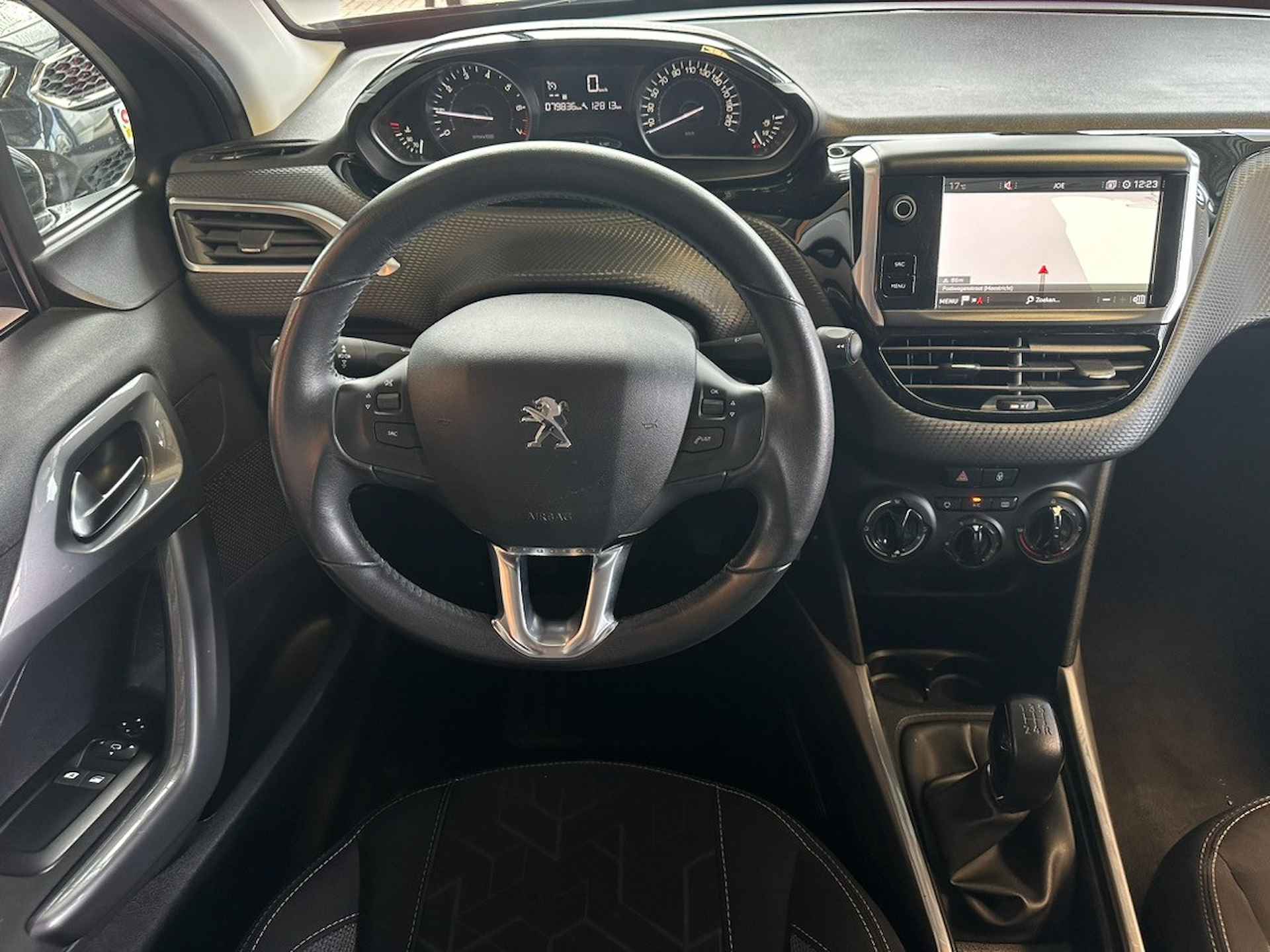 Peugeot 2008 1.2 PureTech Allure | Navigatie | Blue-tooth | PDC | Cruise Control | Garantie Interesse, Proefrit? Bel of app met: 06-24 28 28 42 - 15/26