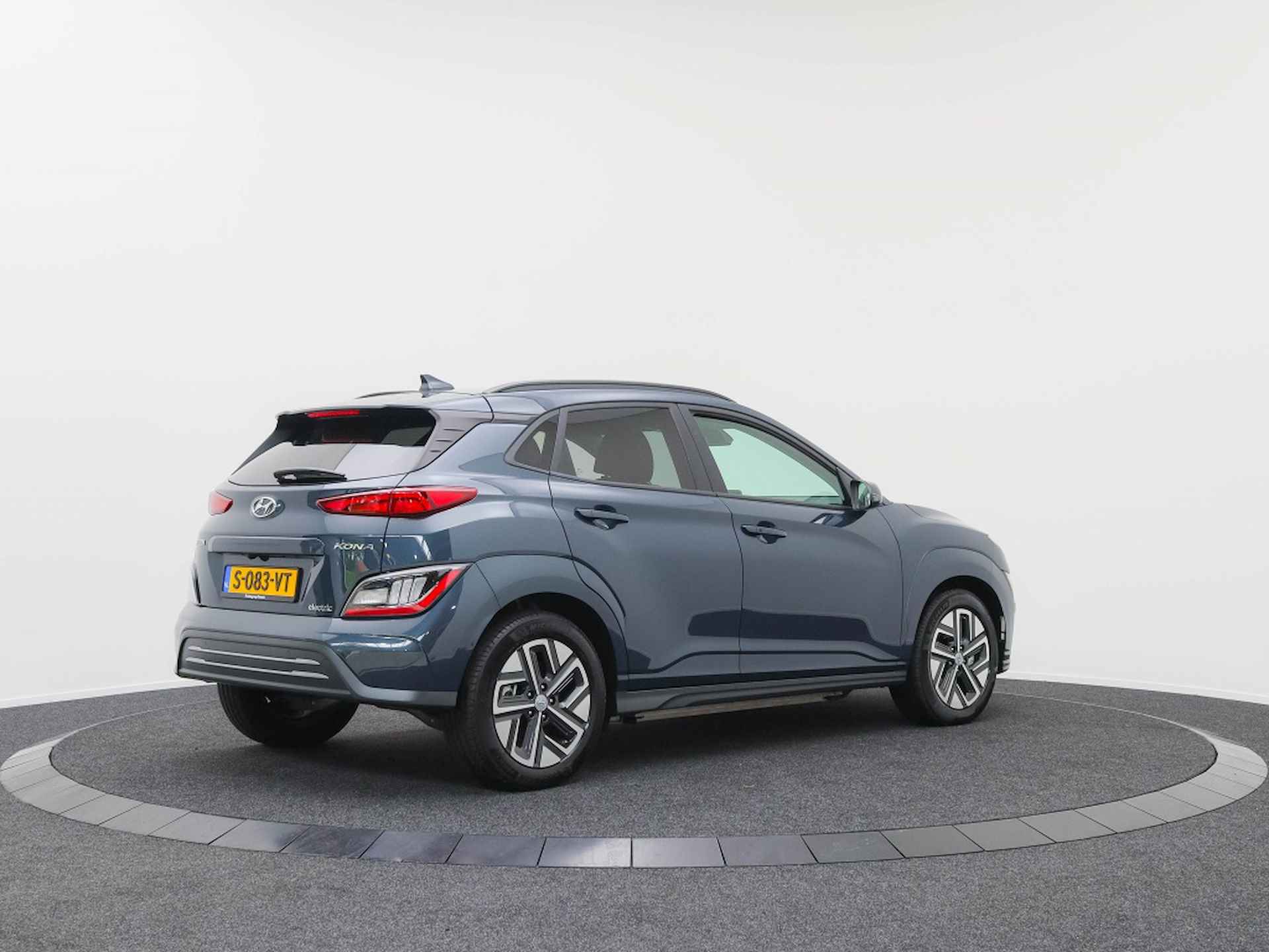 Hyundai Kona EV Premium 64 kWh | Private lease 549 p.m. - 7/47